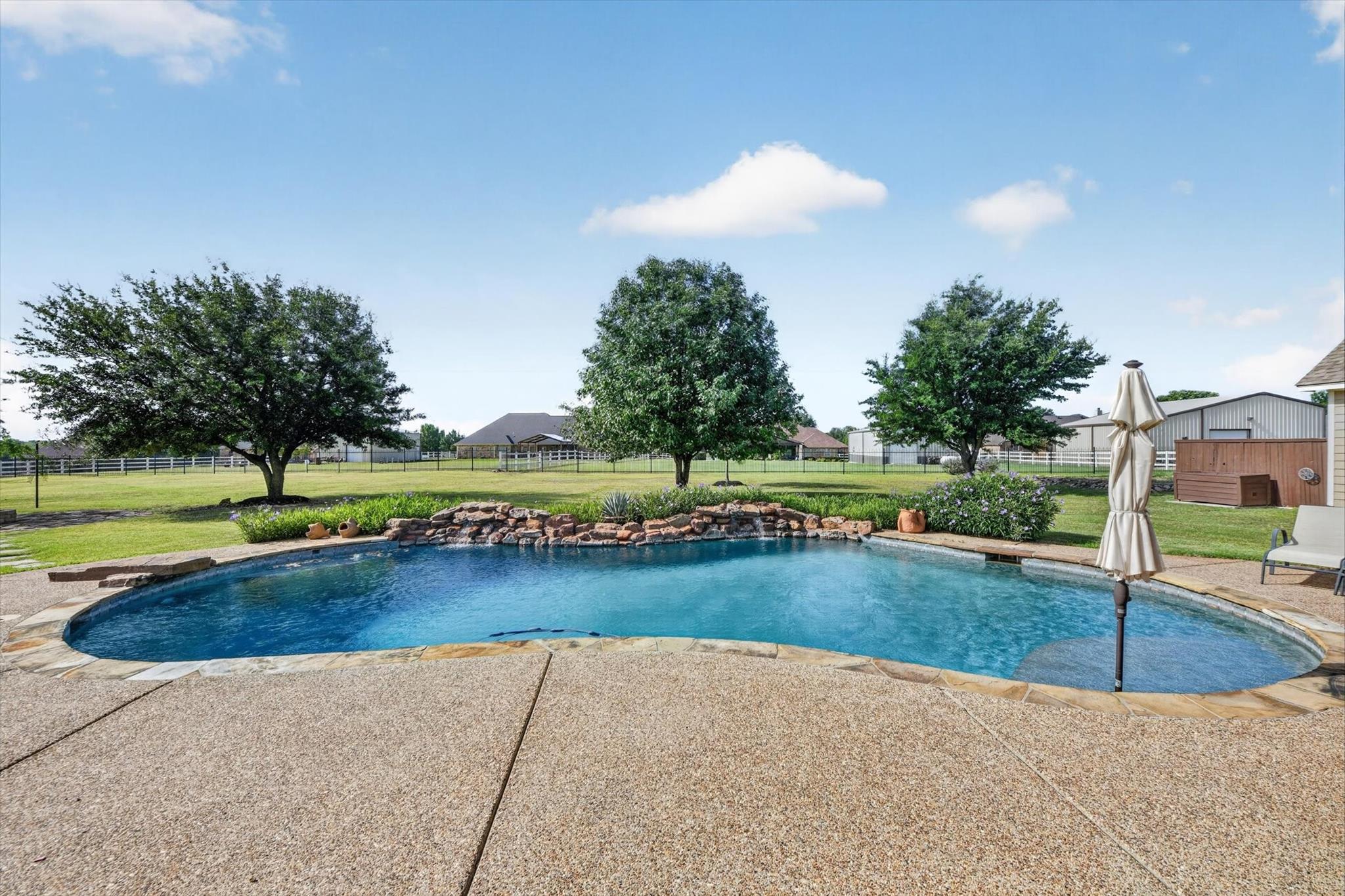 main property photo 28