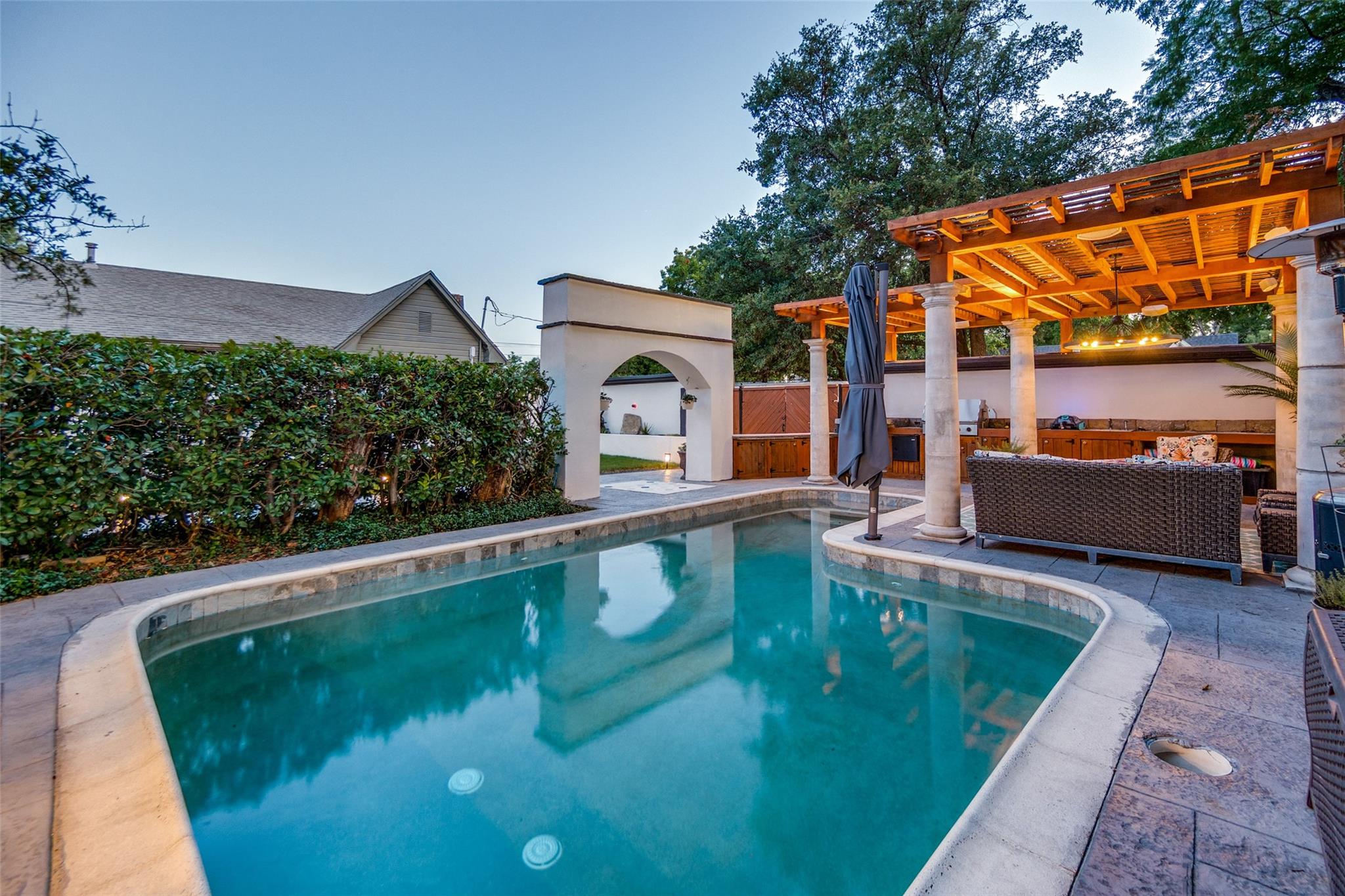 main property photo 30