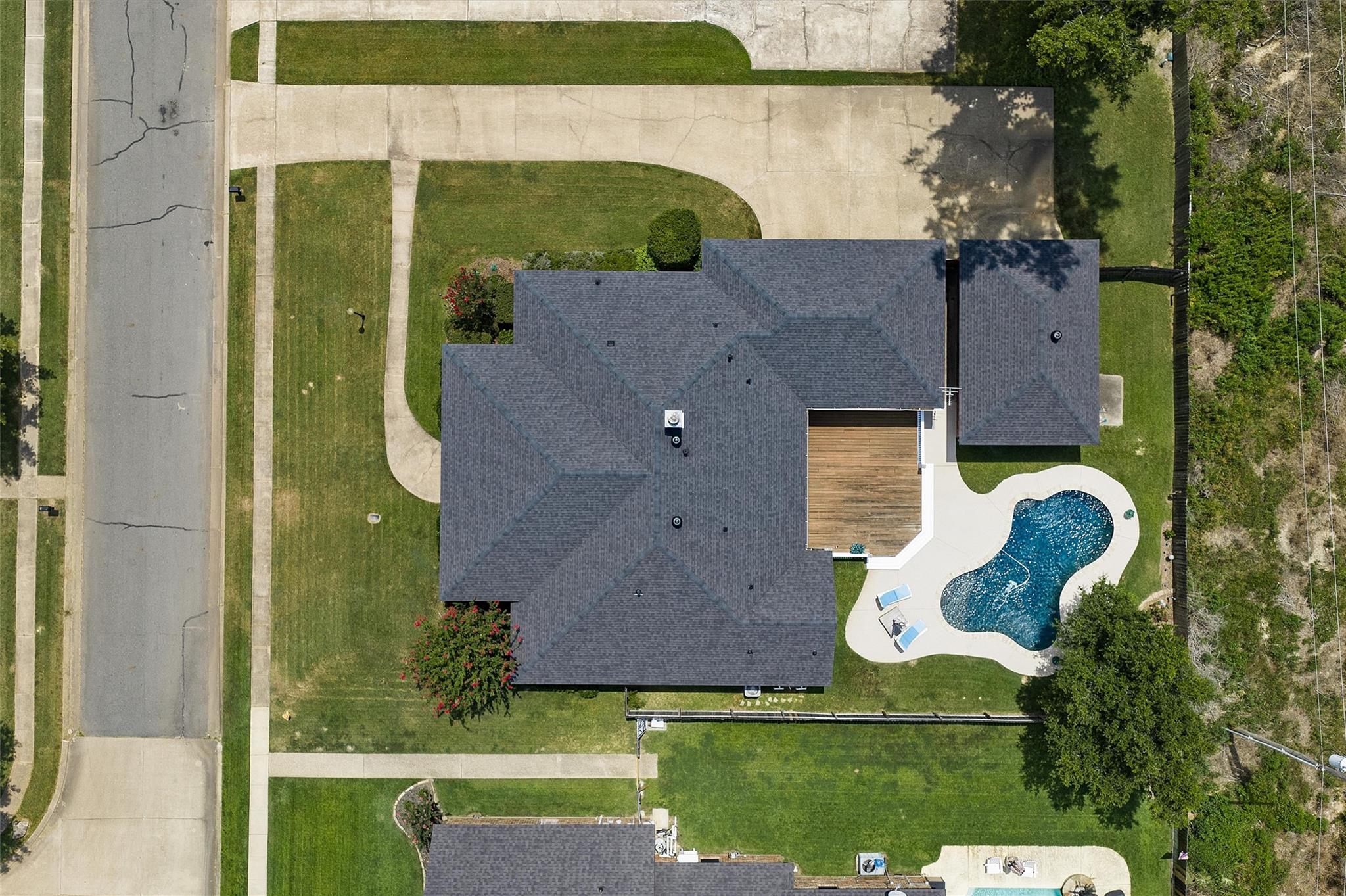 main property photo 28