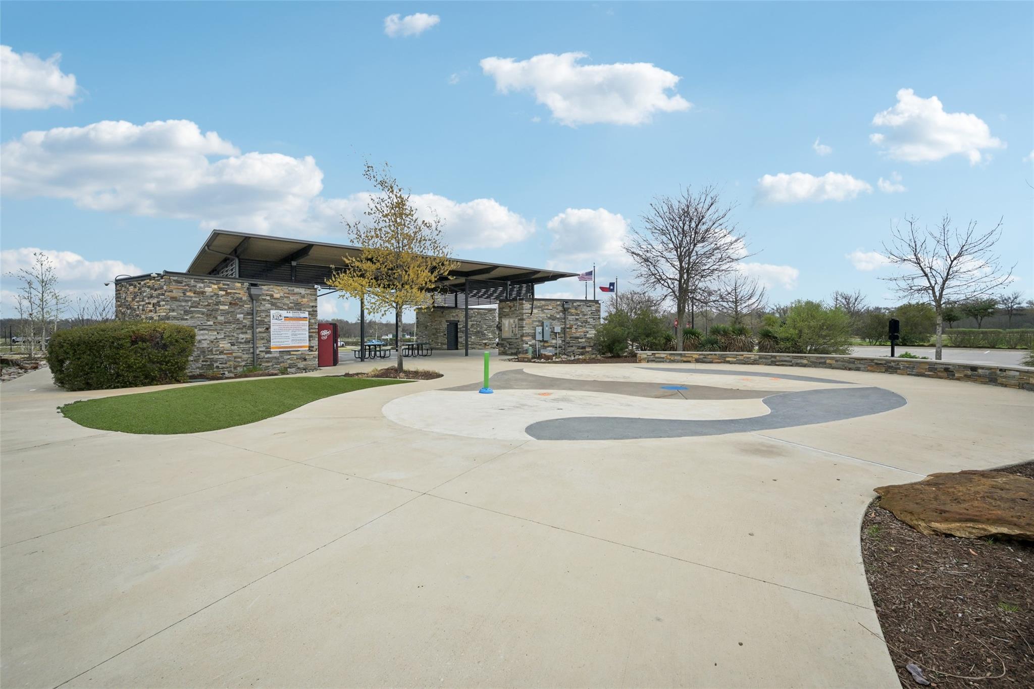 main property photo 28