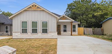 image of property with 4 Bed | 2 Bath | 1,835 Sqft