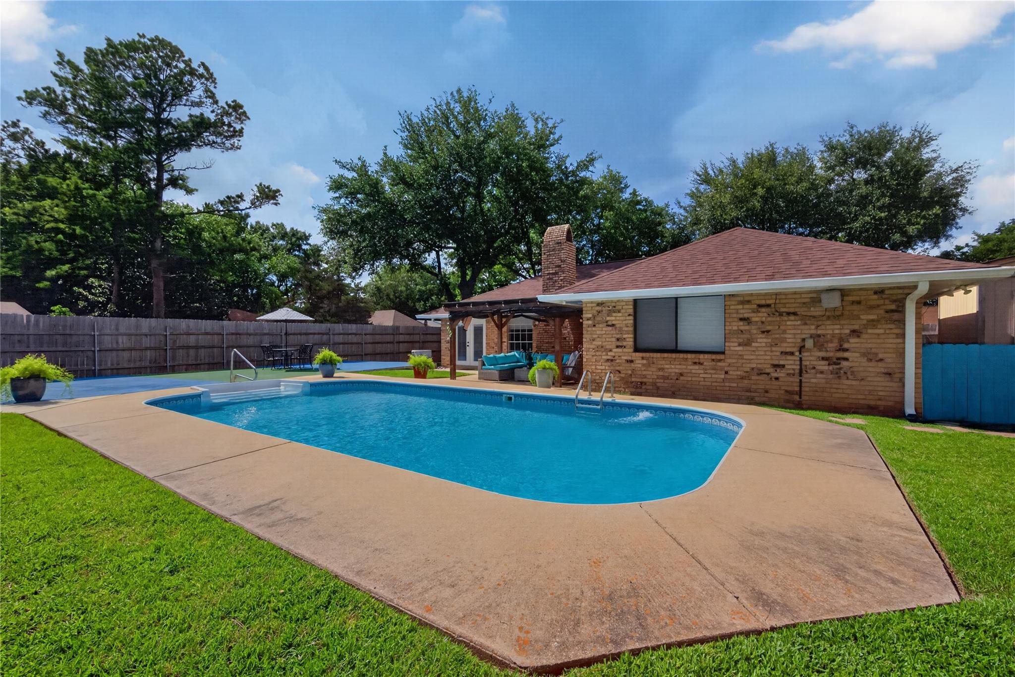 main property photo 28