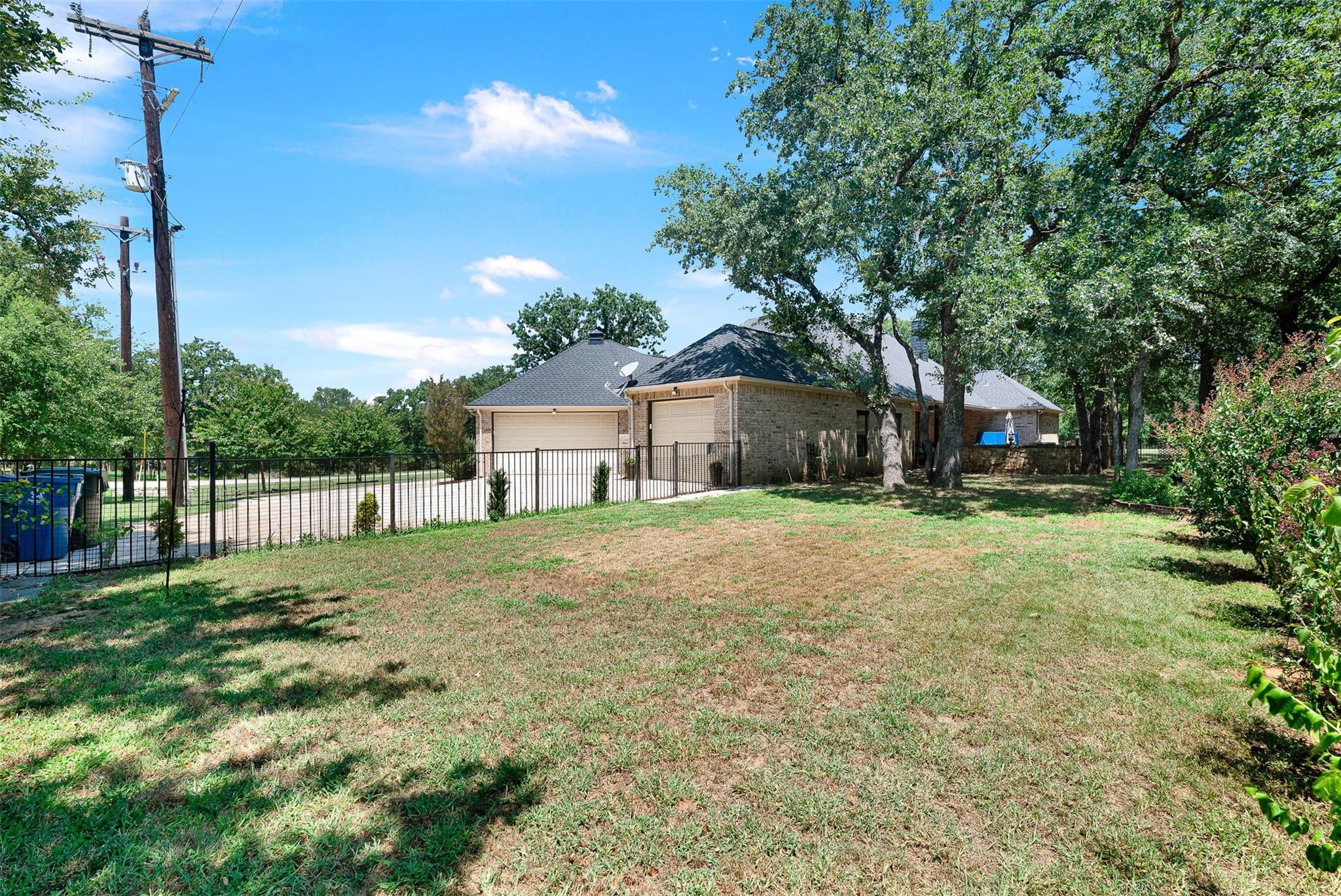 main property photo 28