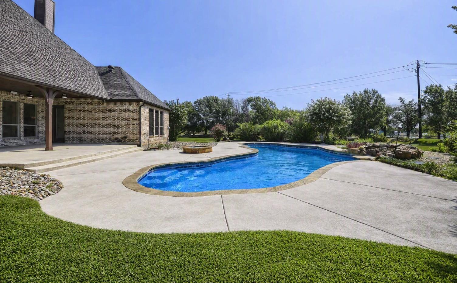 main property photo 32