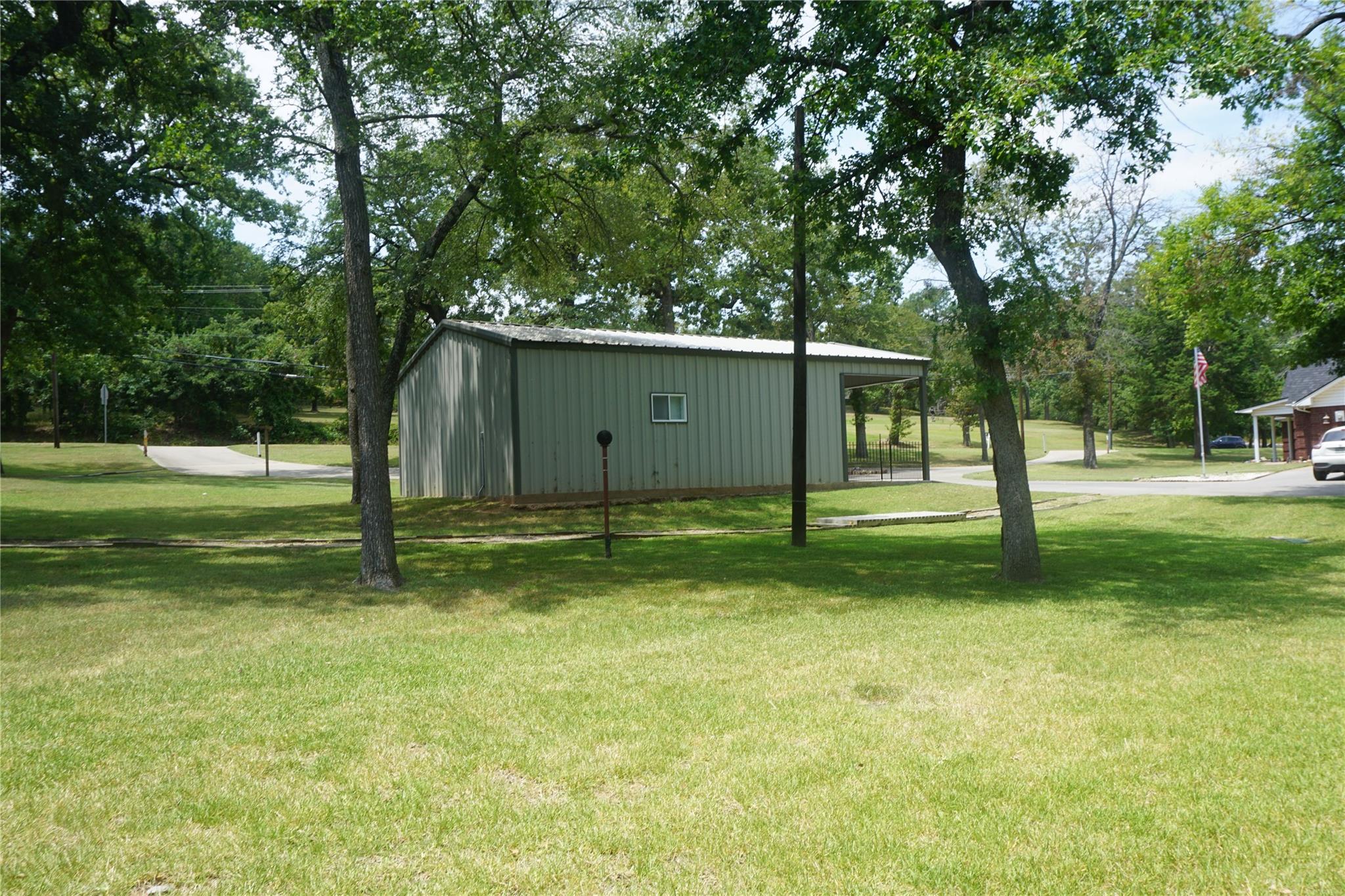 main property photo 28