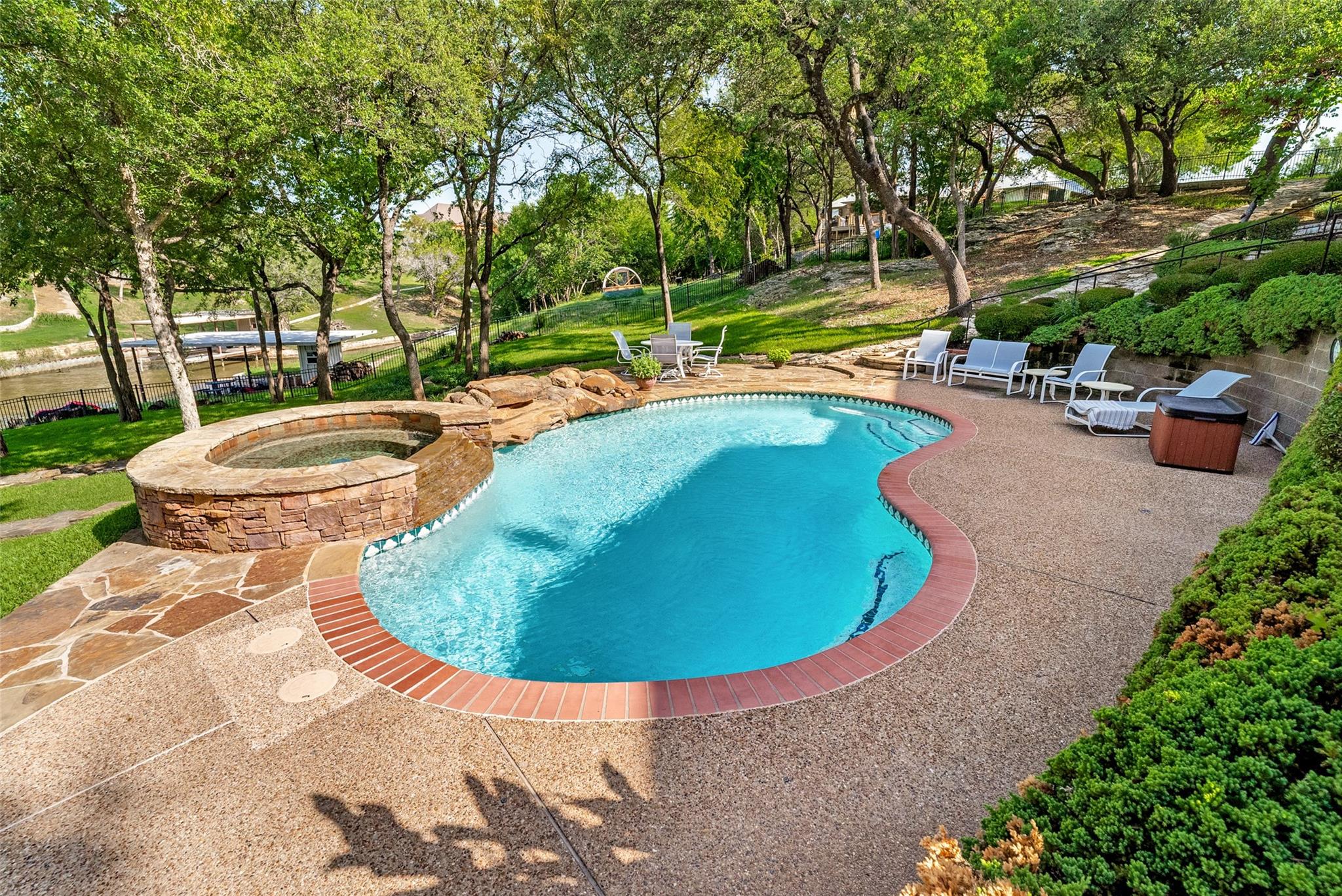 main property photo 30