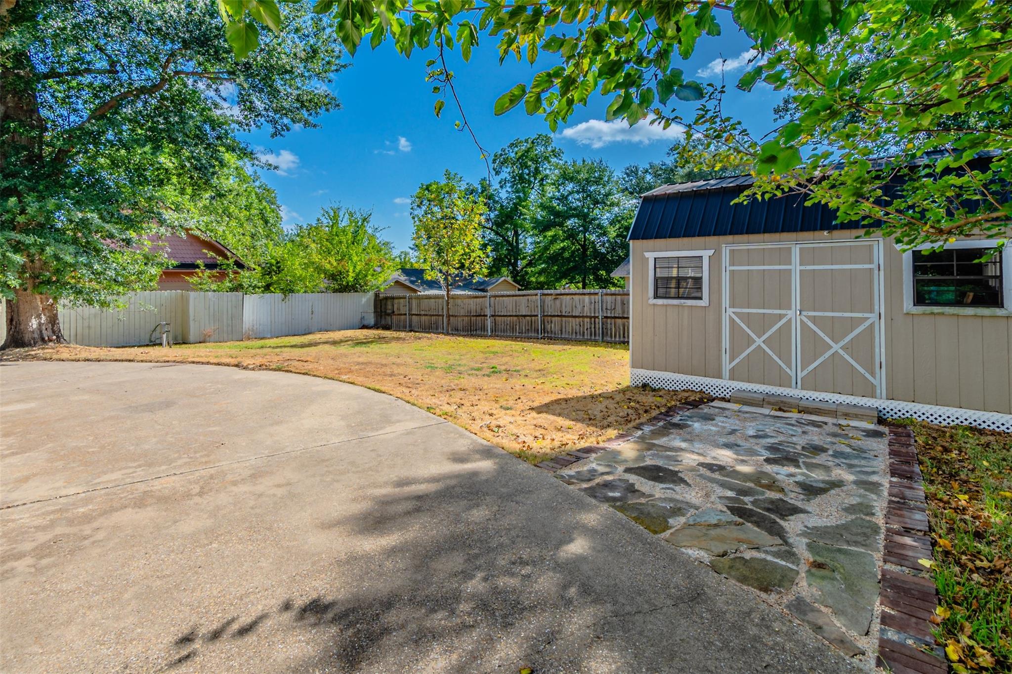 main property photo 11