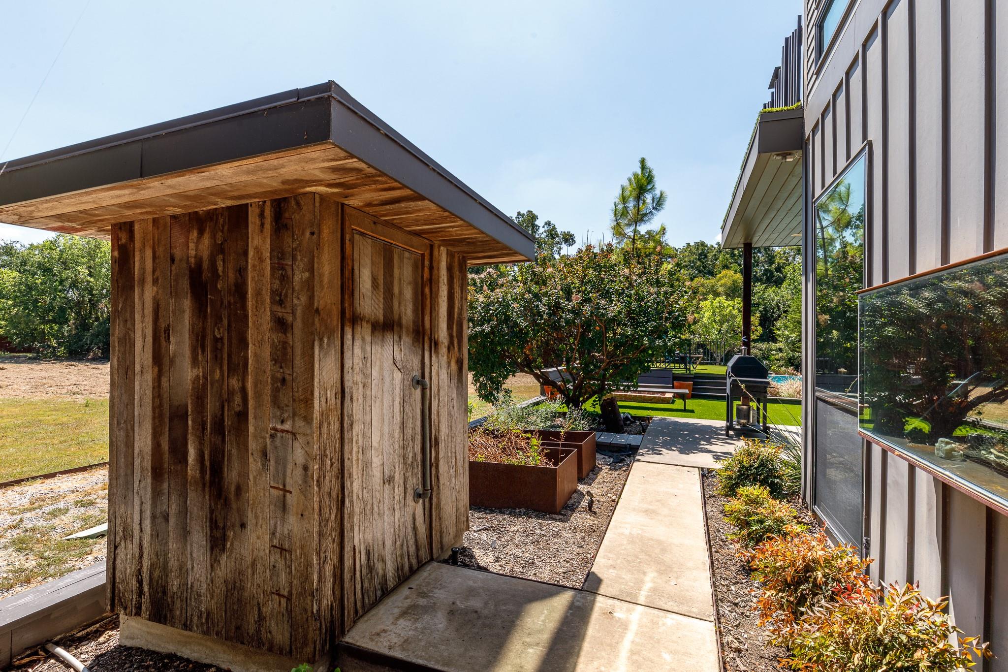main property photo 32