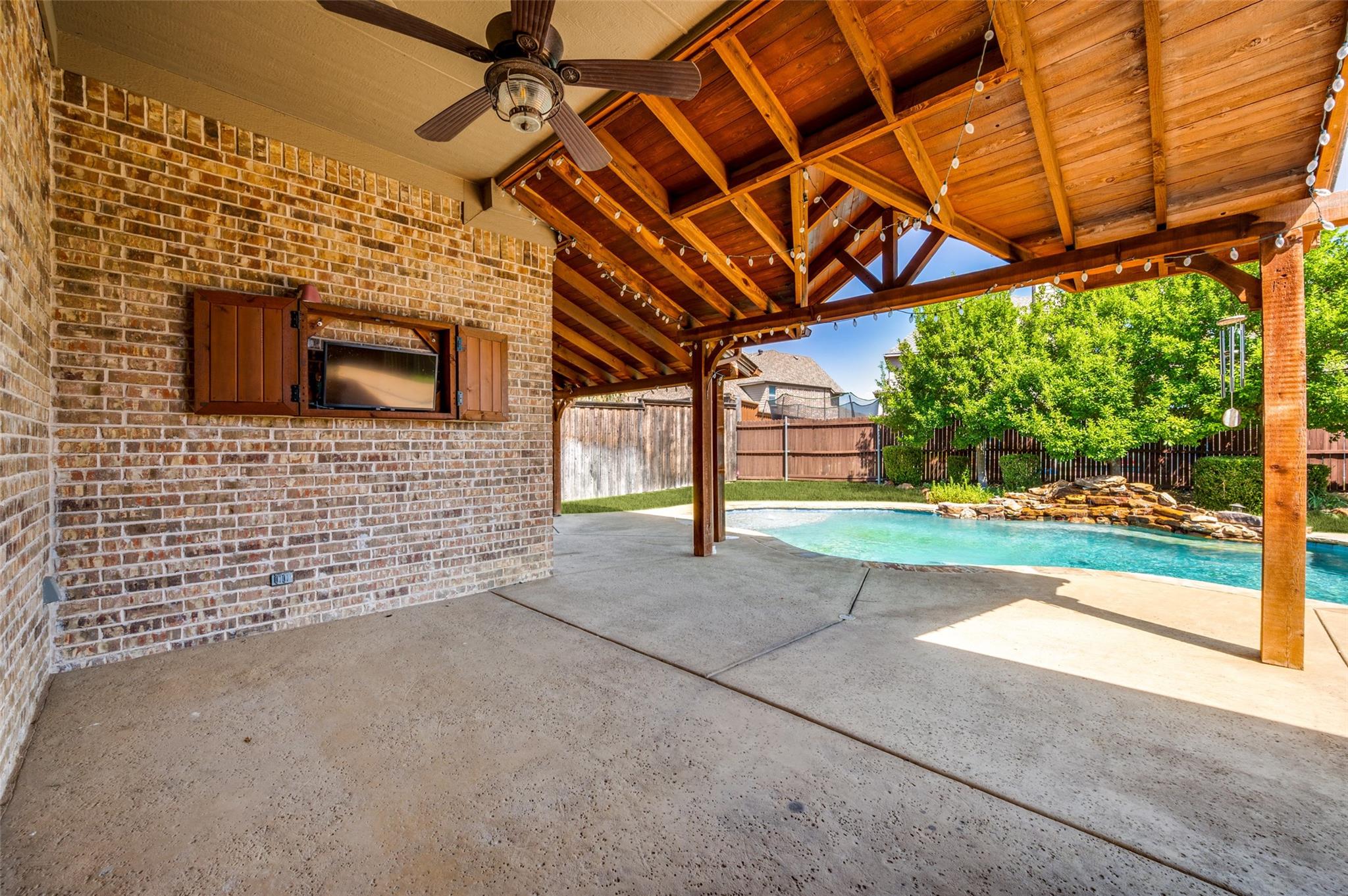 main property photo 32