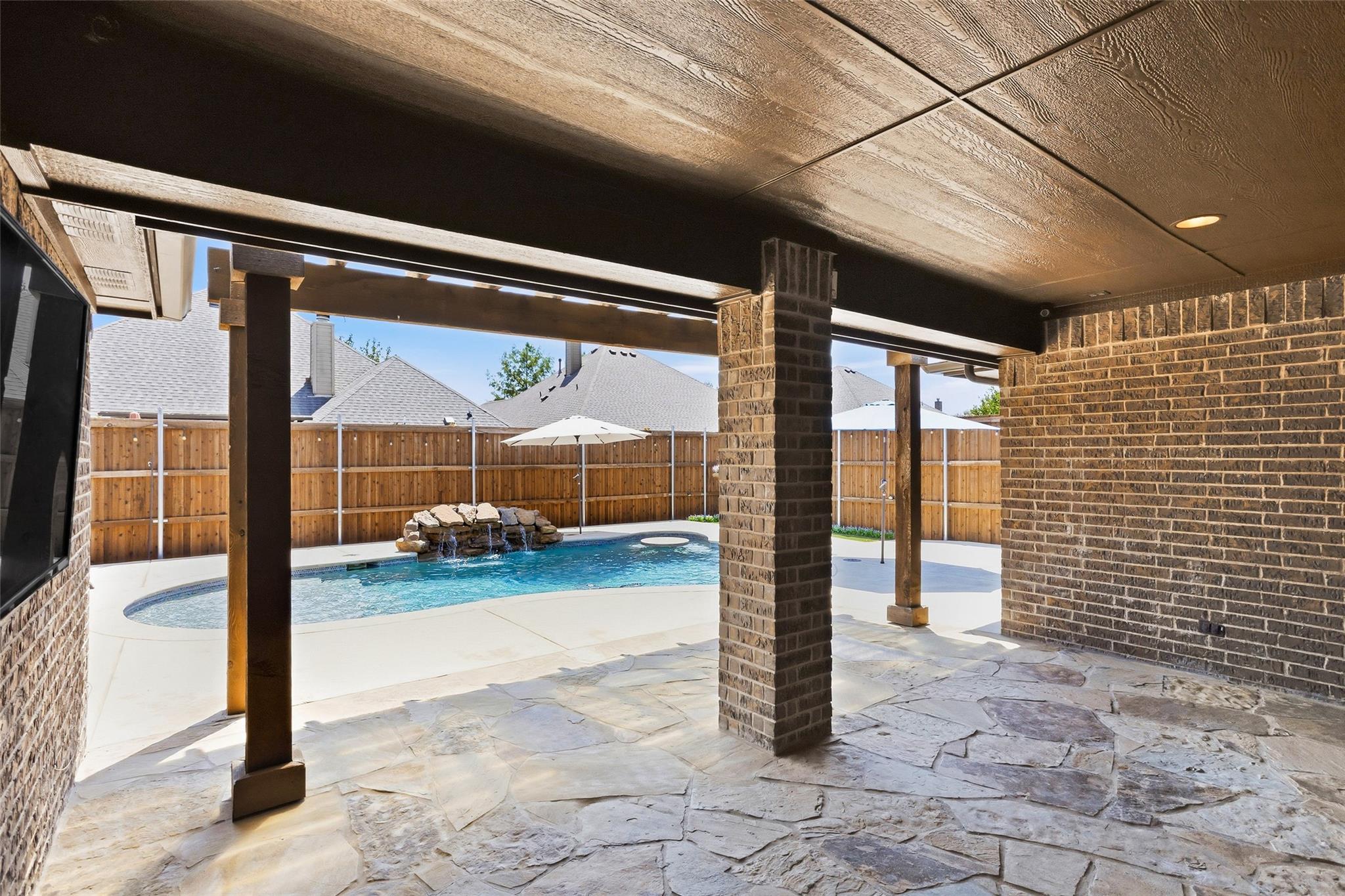 main property photo 30