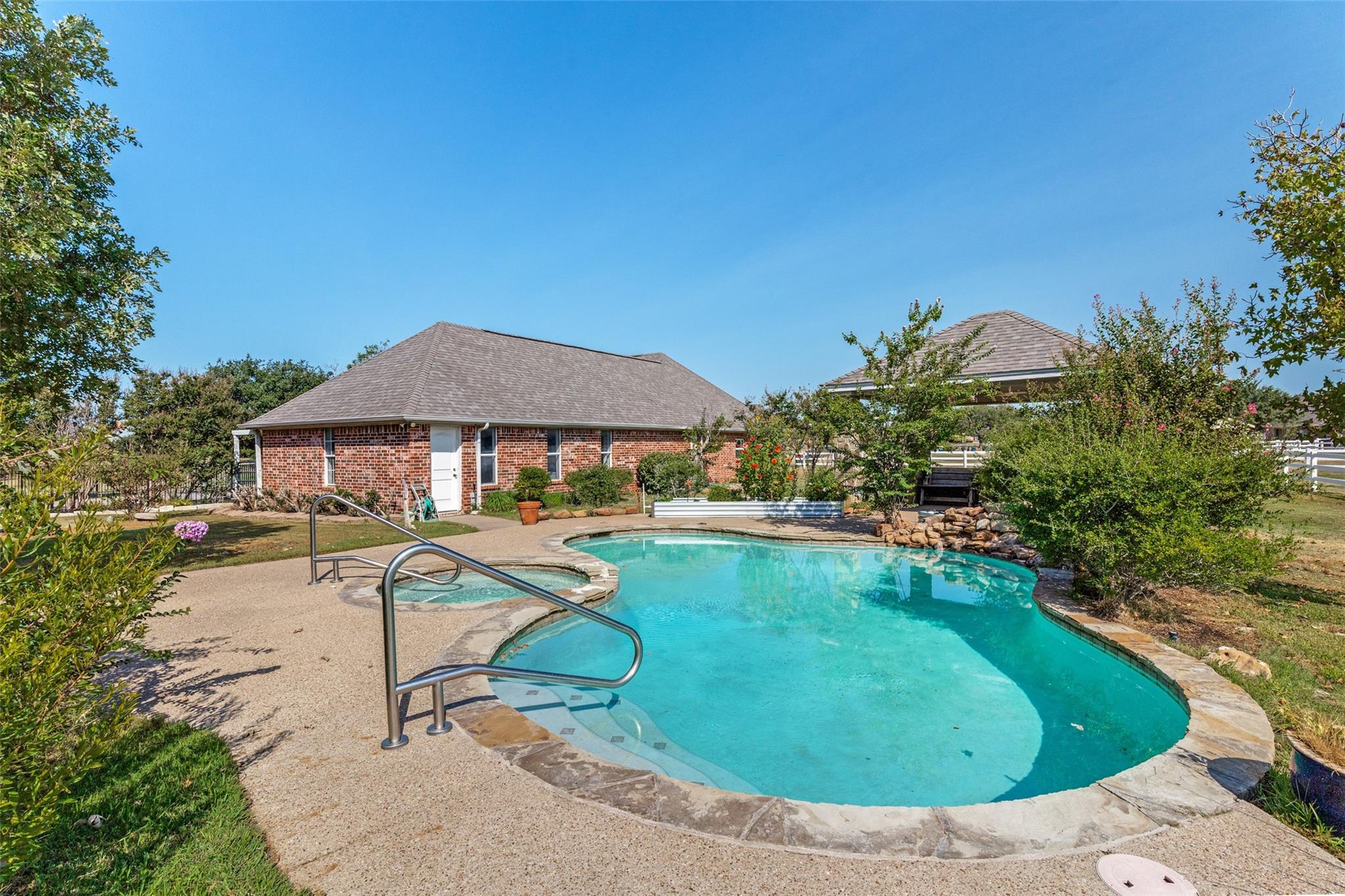 main property photo 32