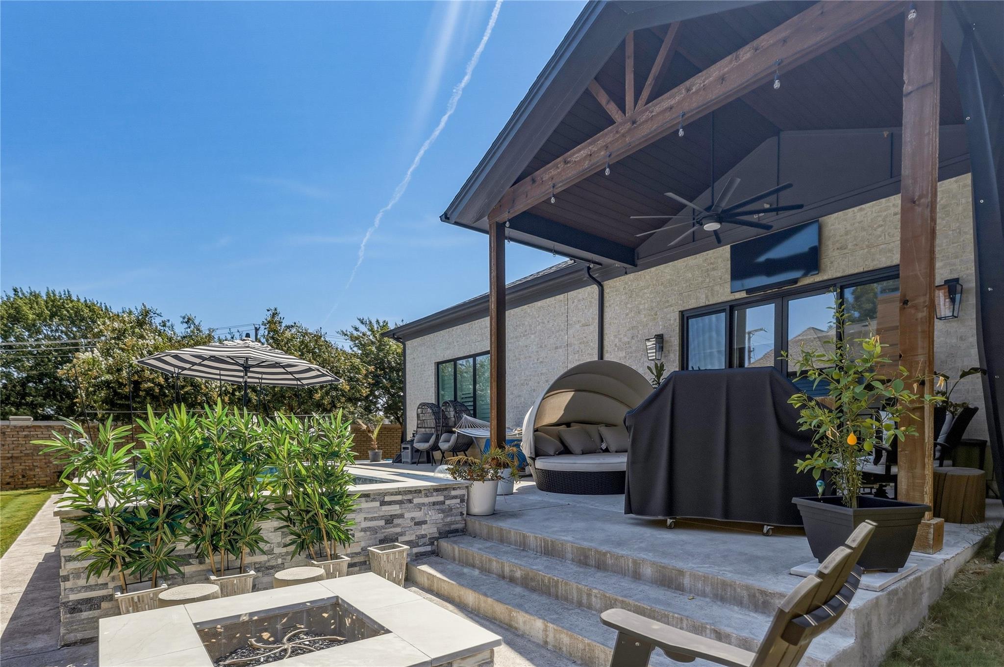 main property photo 30