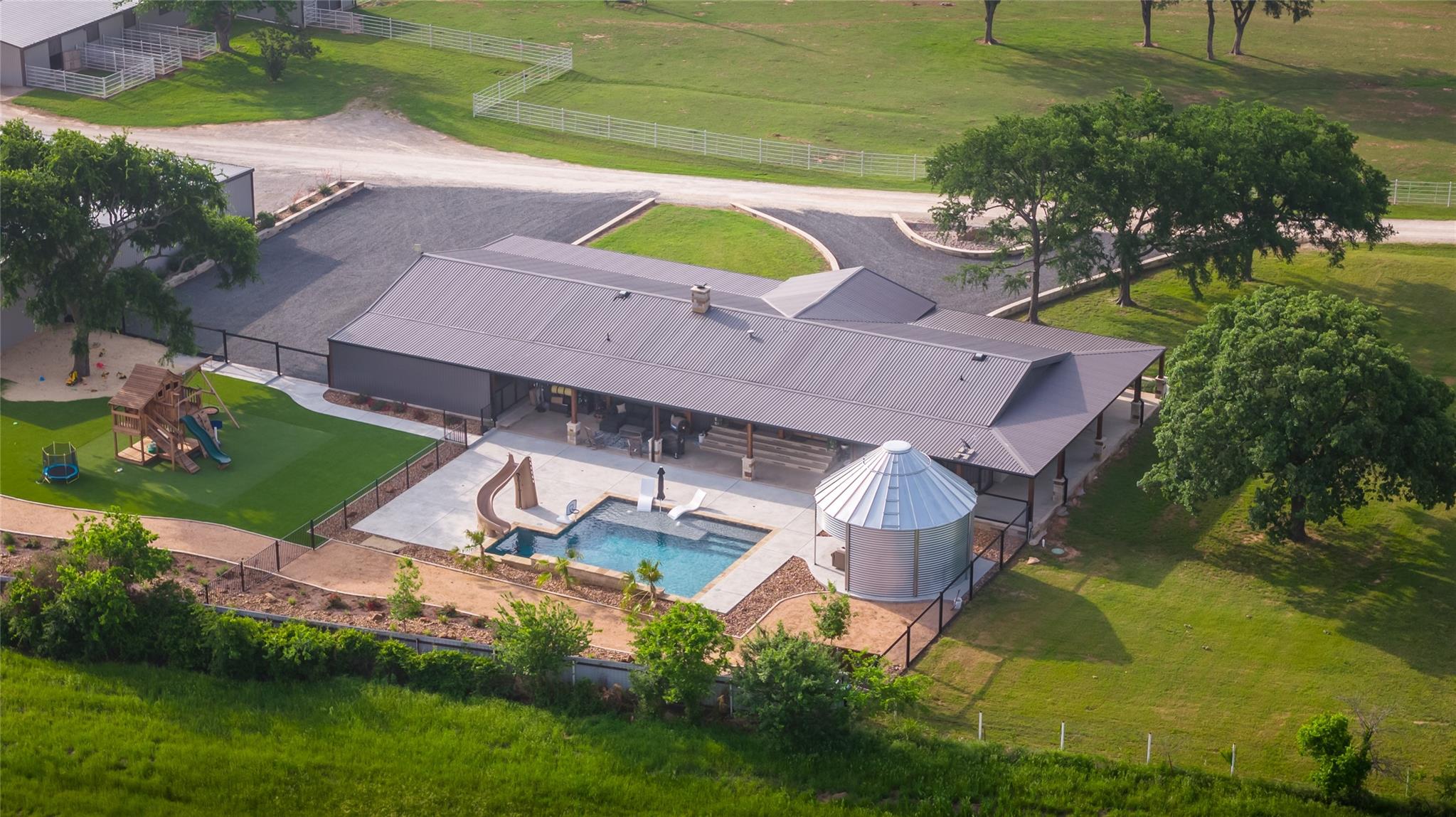 main property photo 11