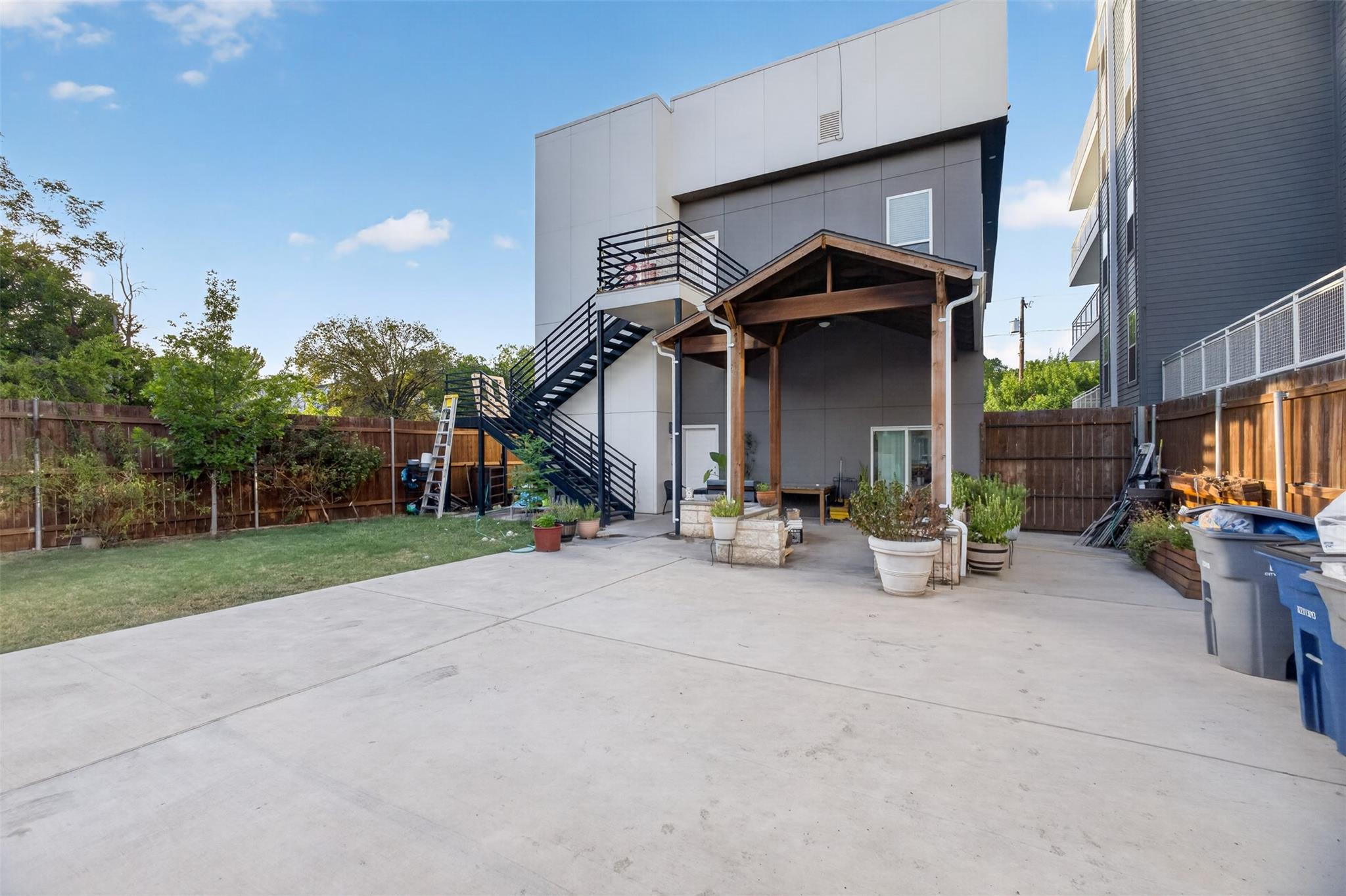 main property photo 32