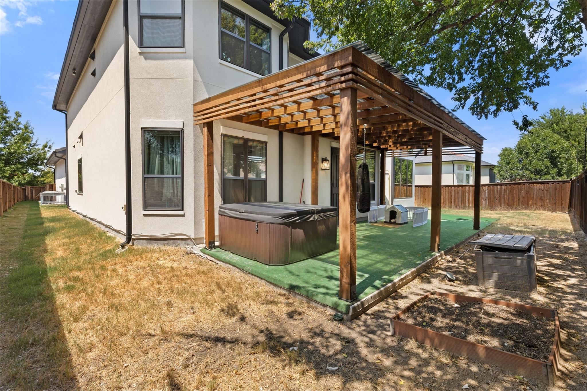 main property photo 28