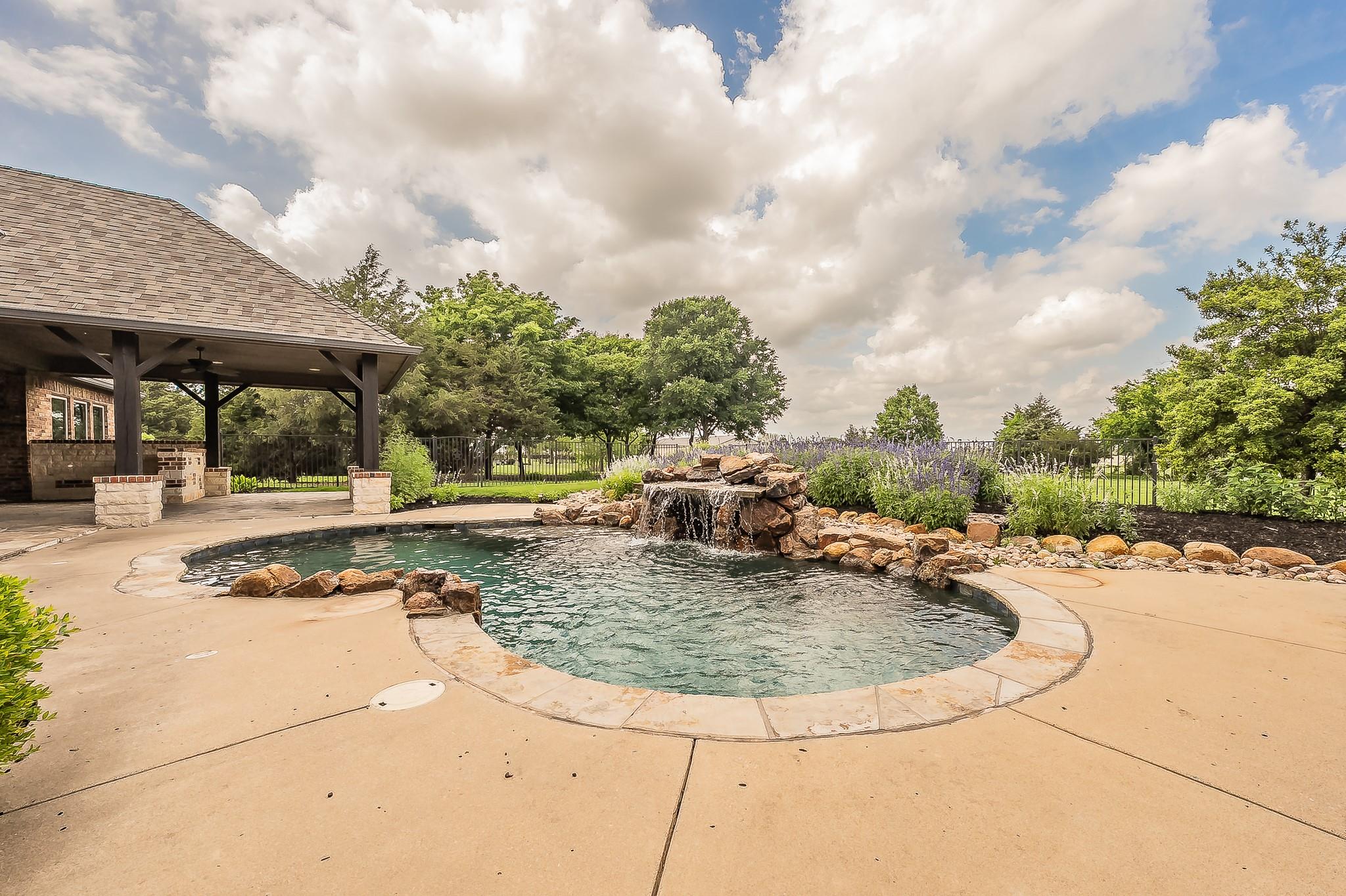 main property photo 30