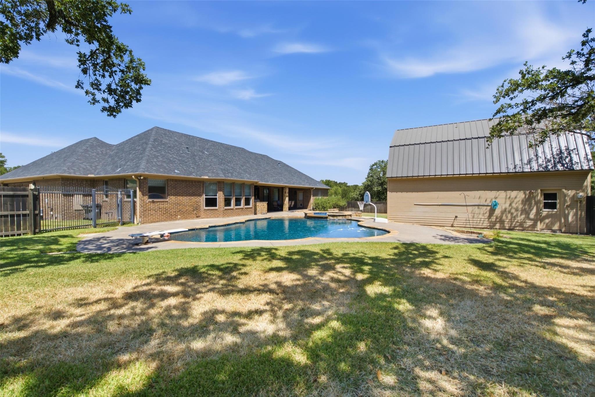 main property photo 30