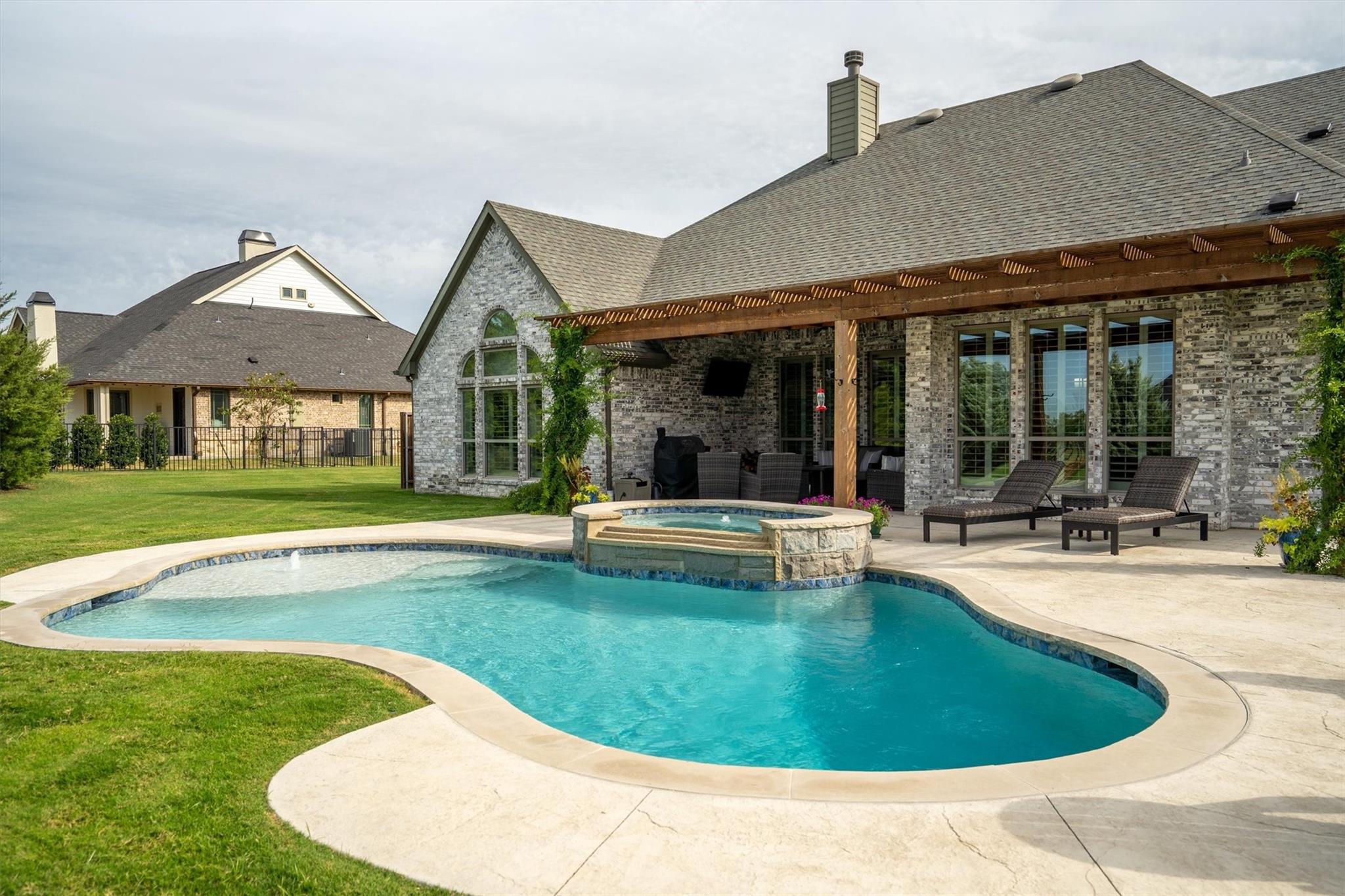 main property photo 28