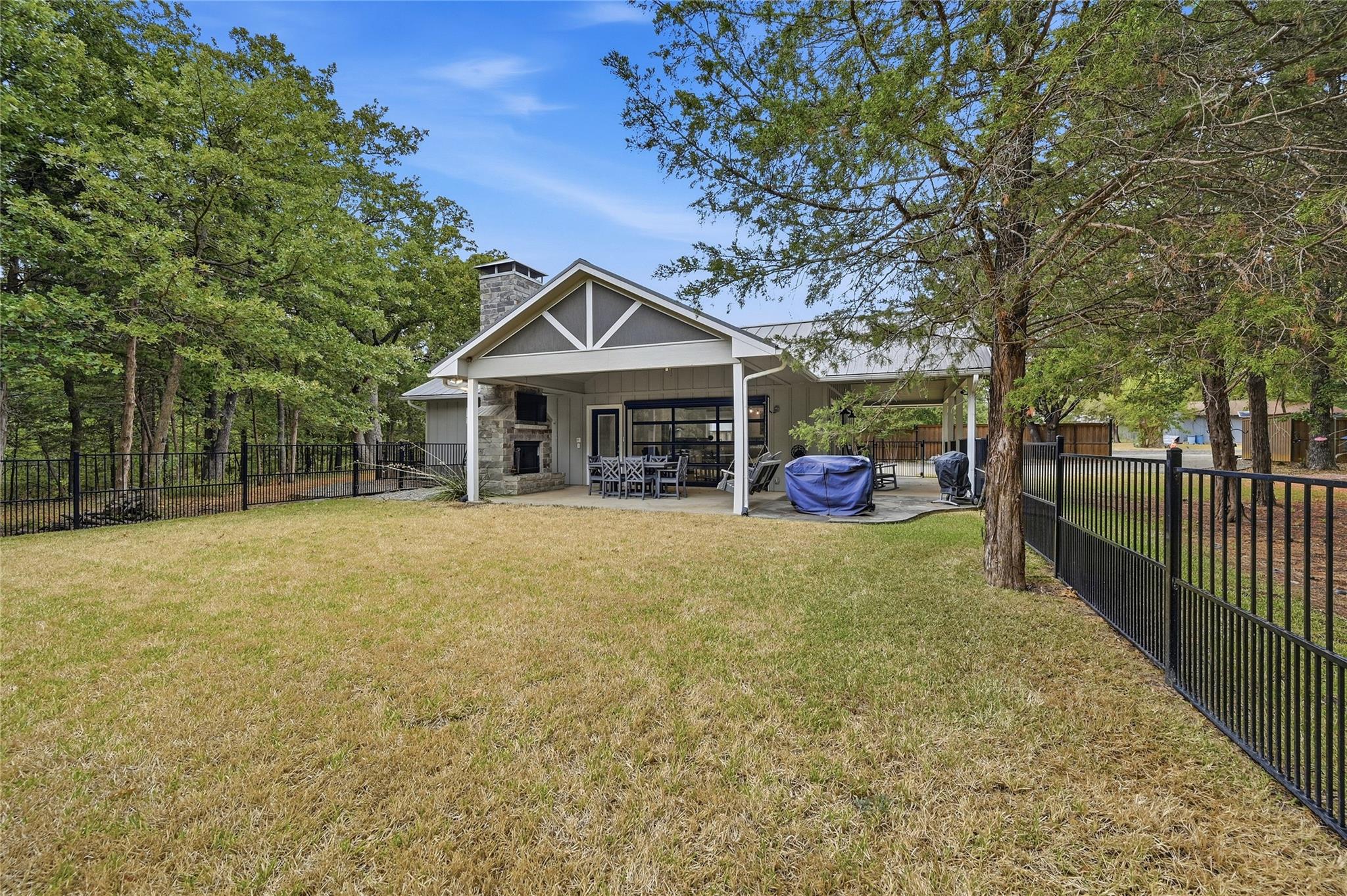 main property photo 28
