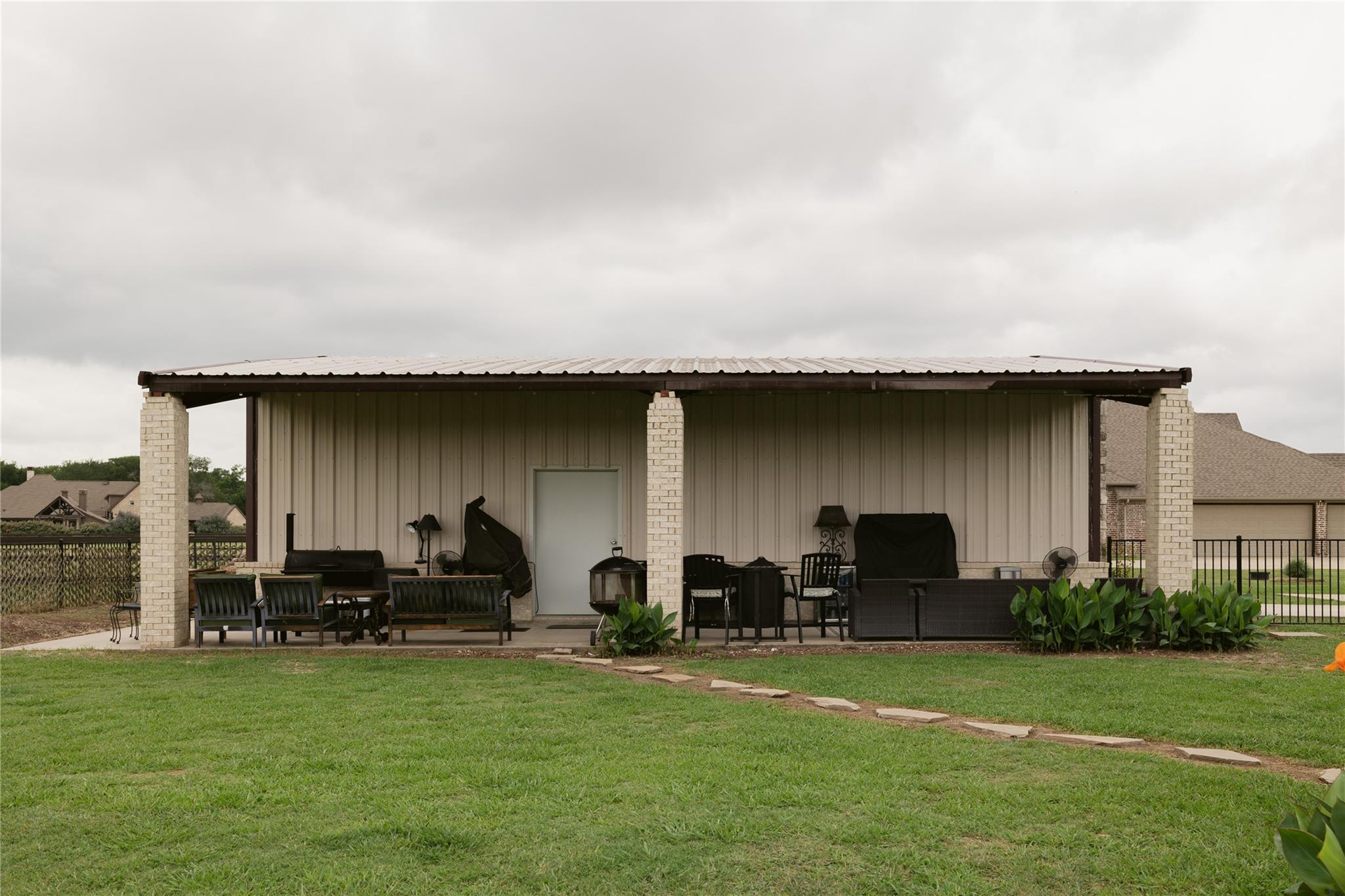 main property photo 28