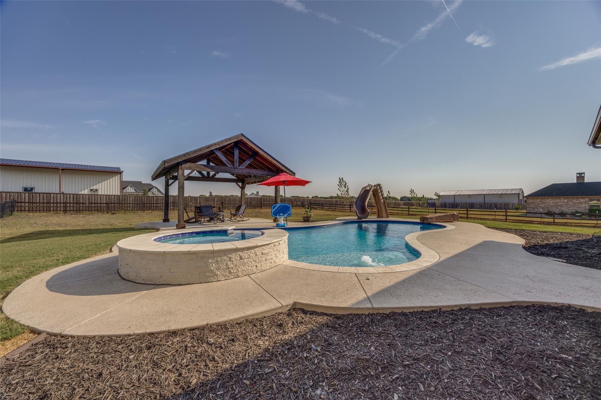 main property photo 28