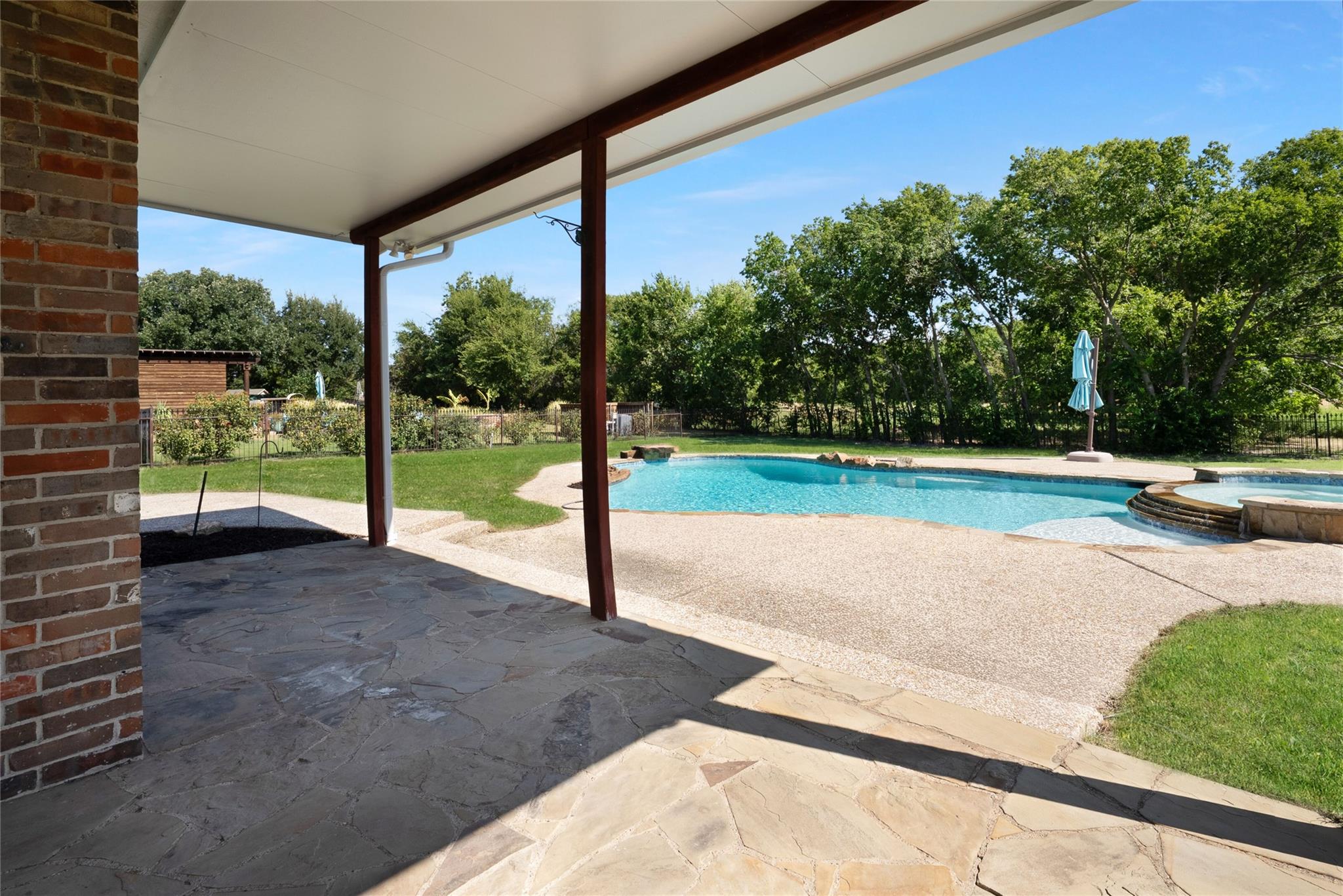 main property photo 23