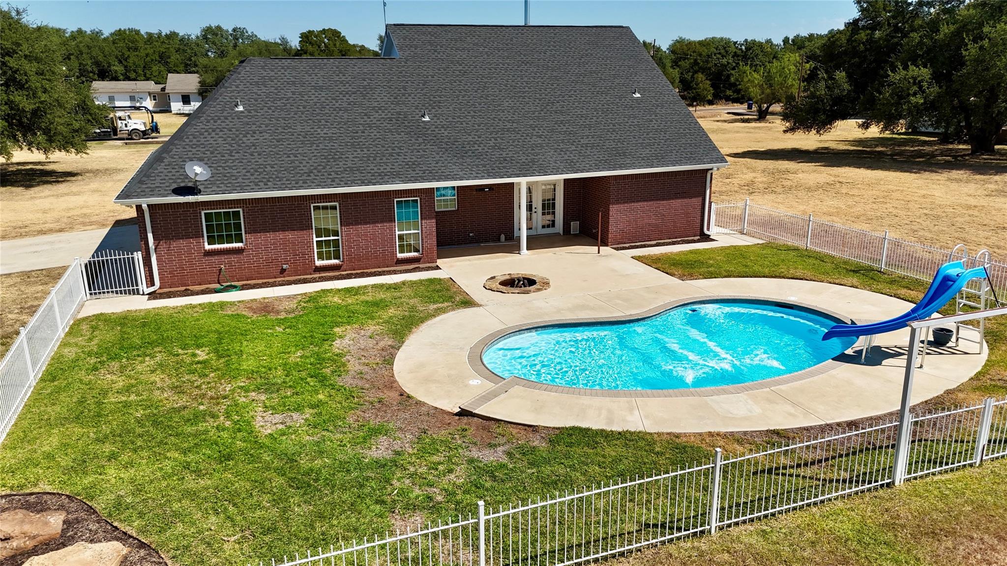 main property photo 4