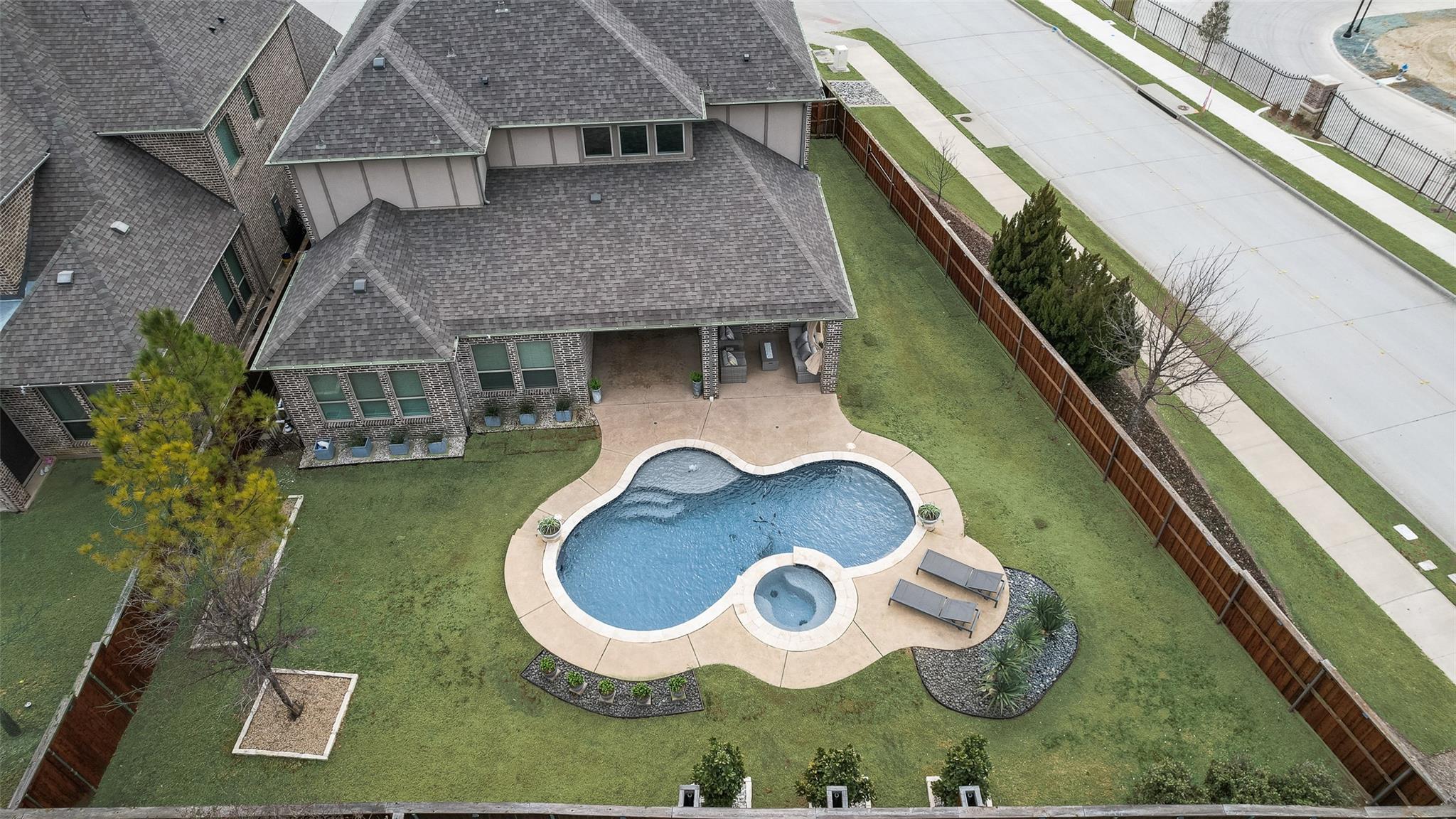 main property photo 32