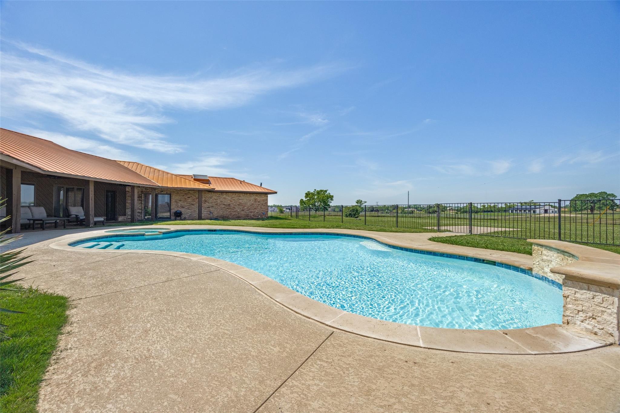 main property photo 23