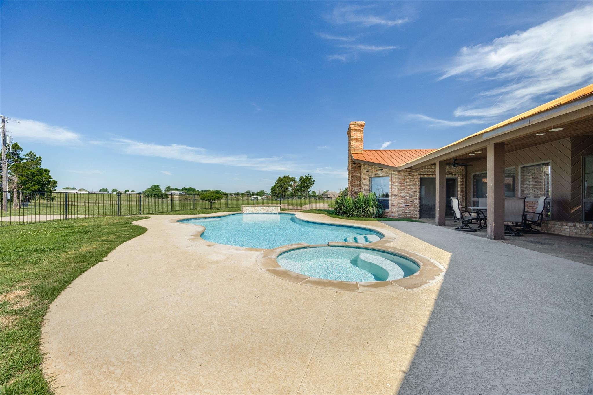 main property photo 25