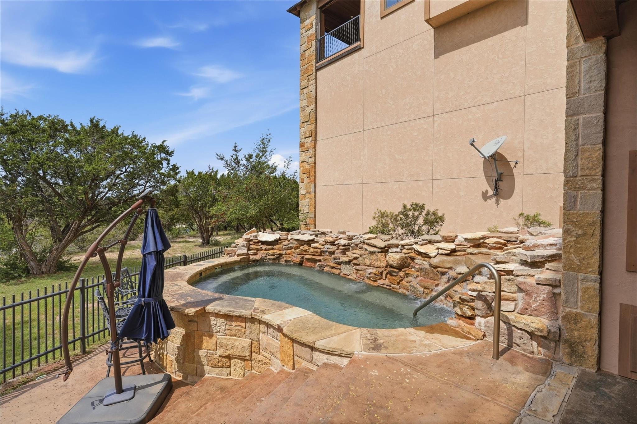 main property photo 25