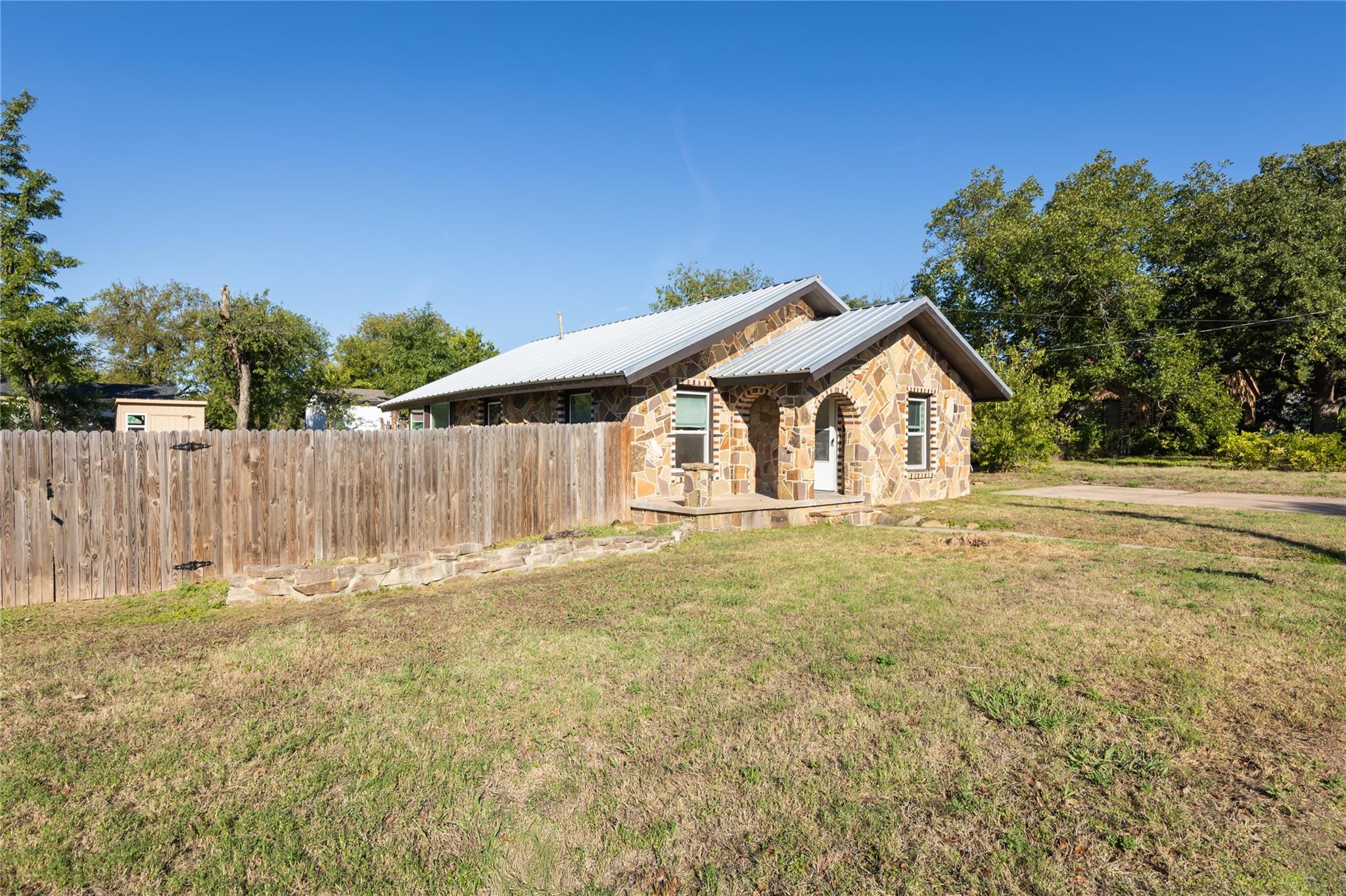 main property photo 28