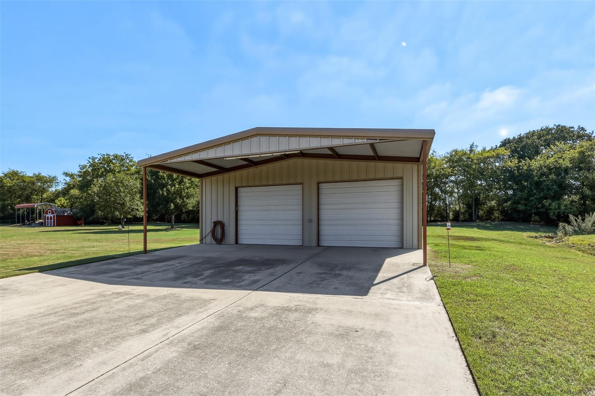 main property photo 28