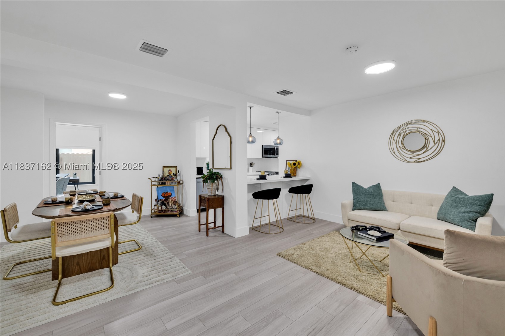 property viewer photo 3