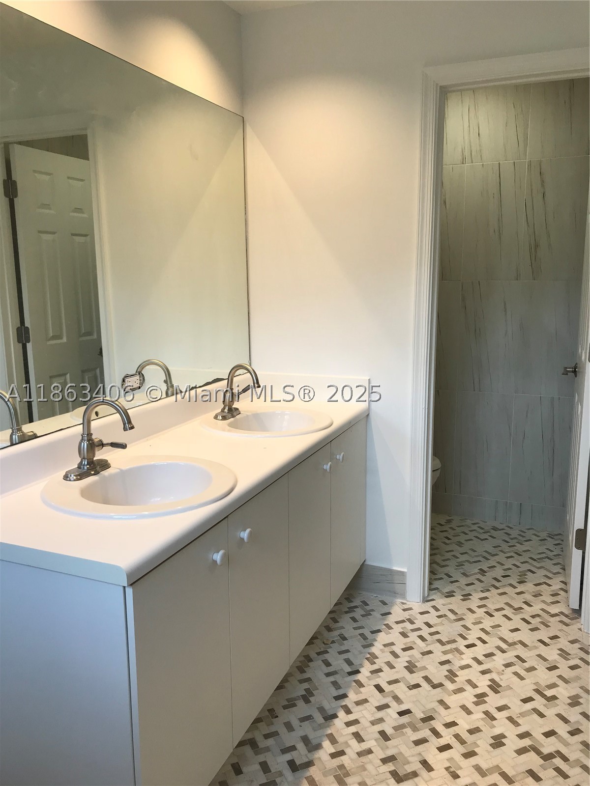 property viewer photo 15