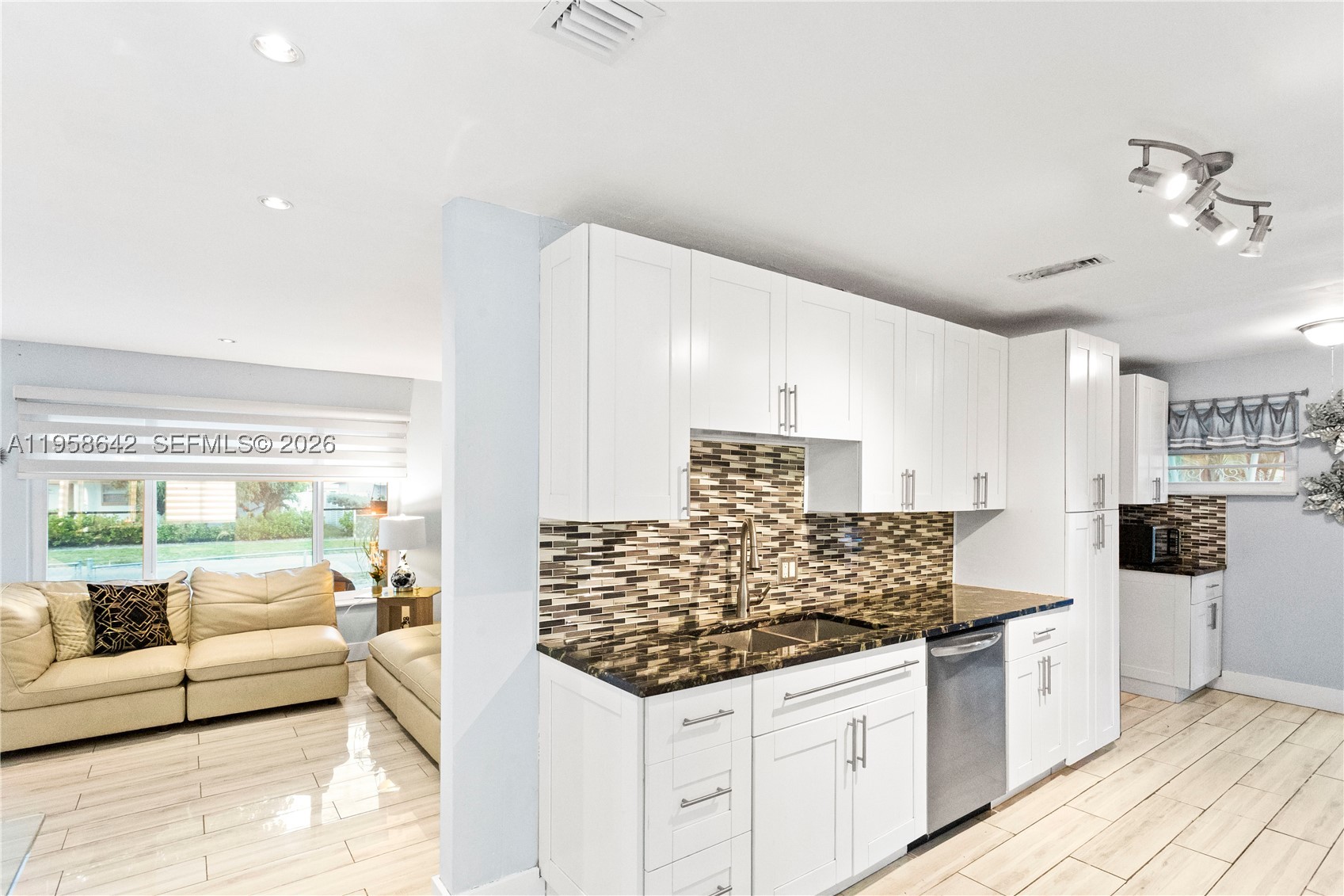 property viewer photo 2