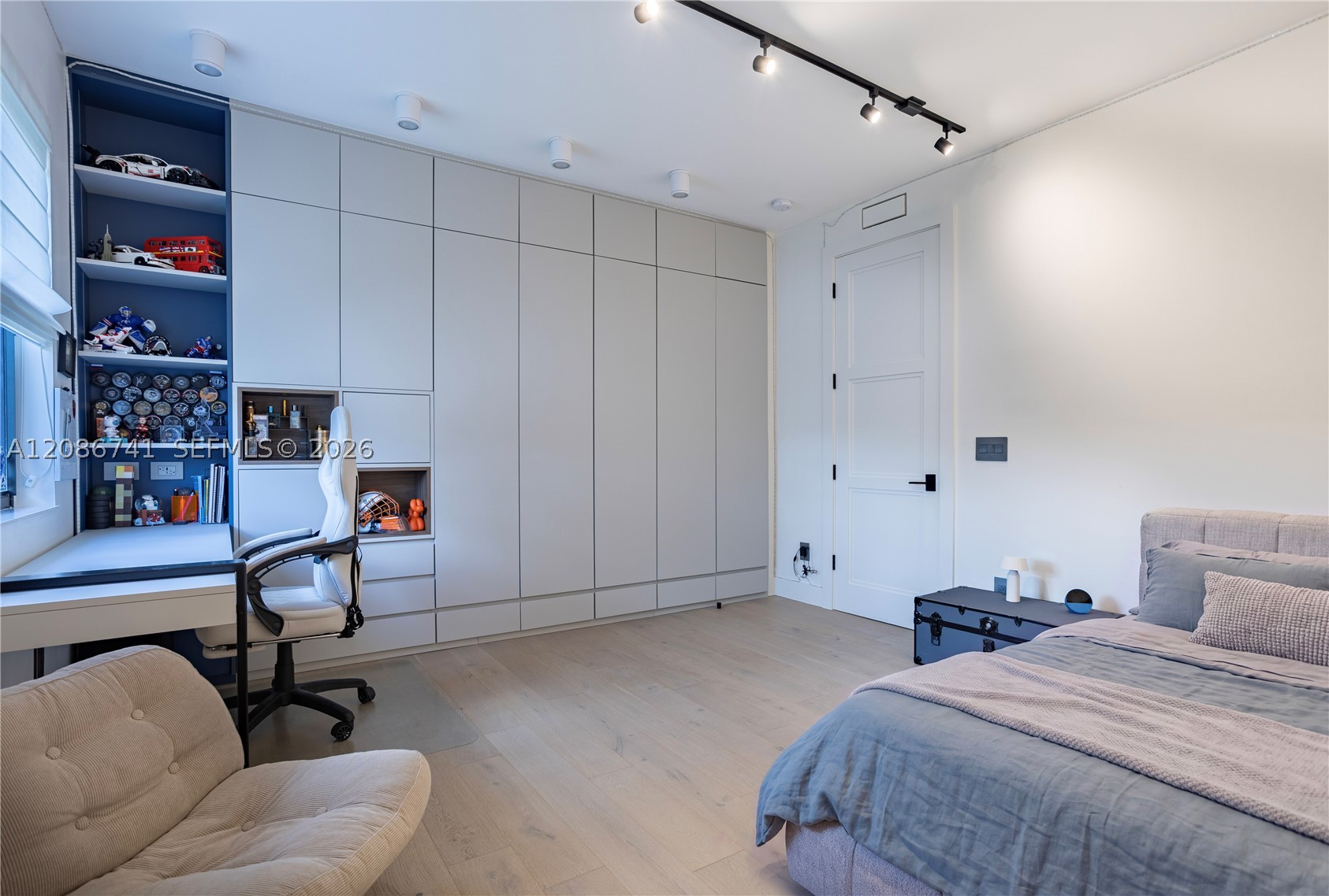 main property photo 23