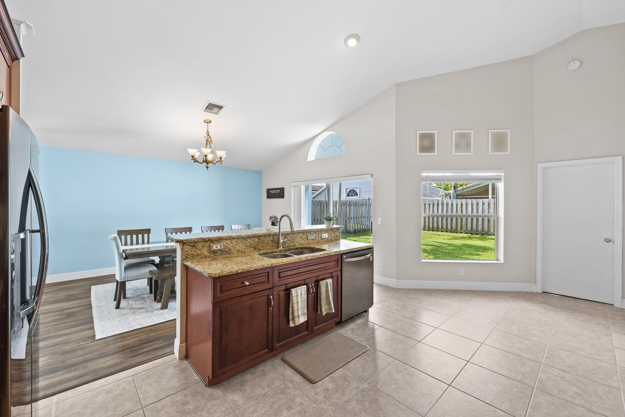 property viewer photo 25