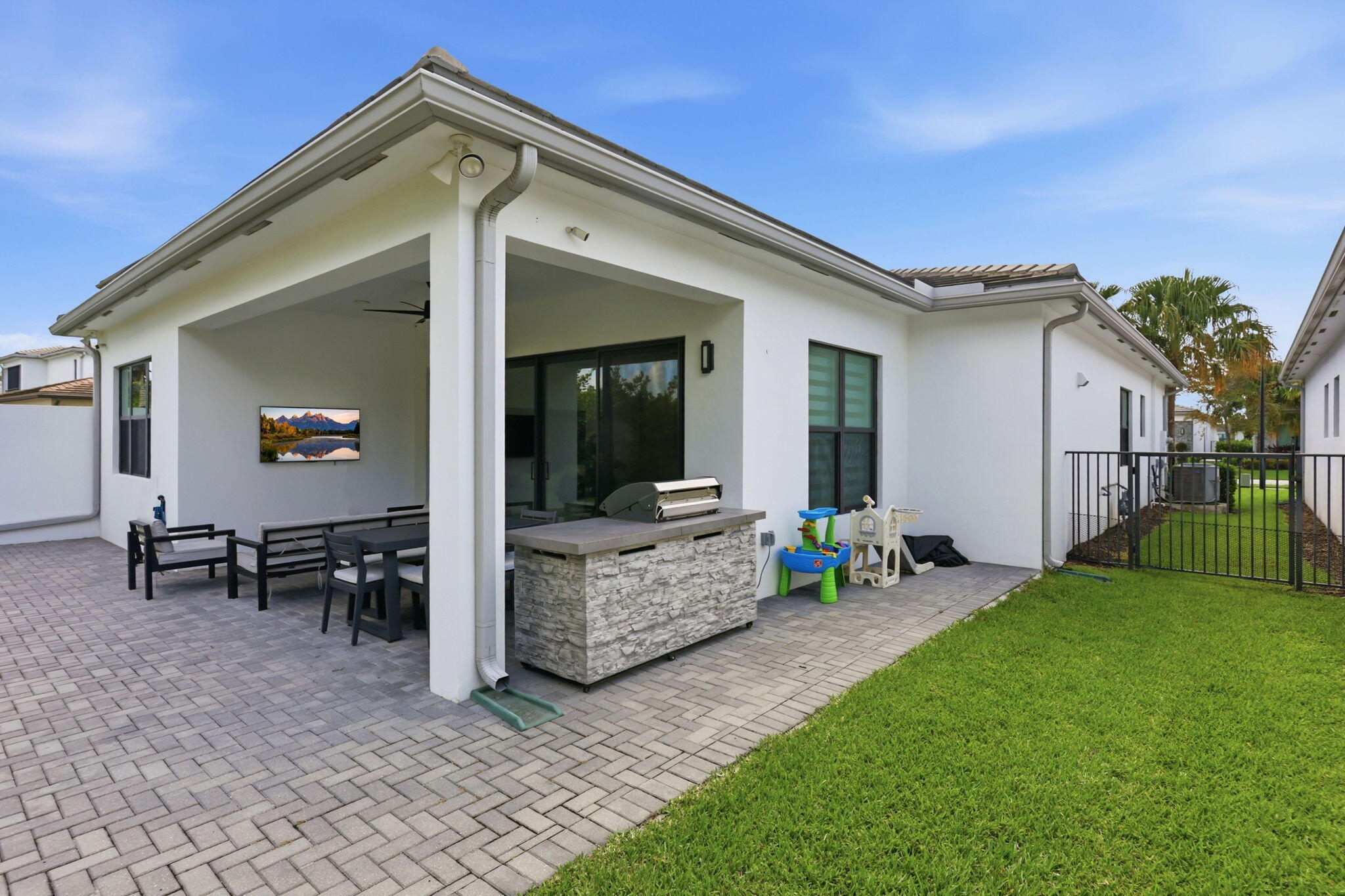 main property photo 30