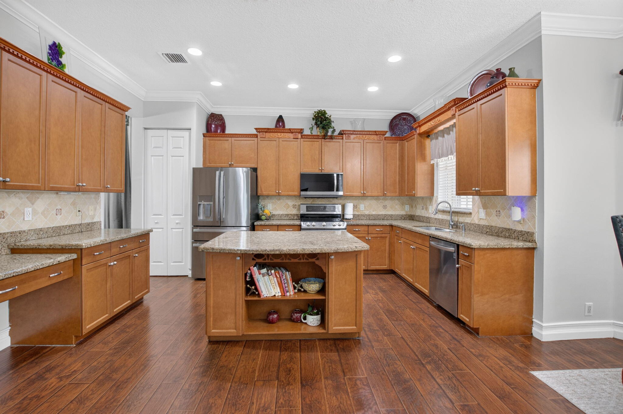 main property photo 16