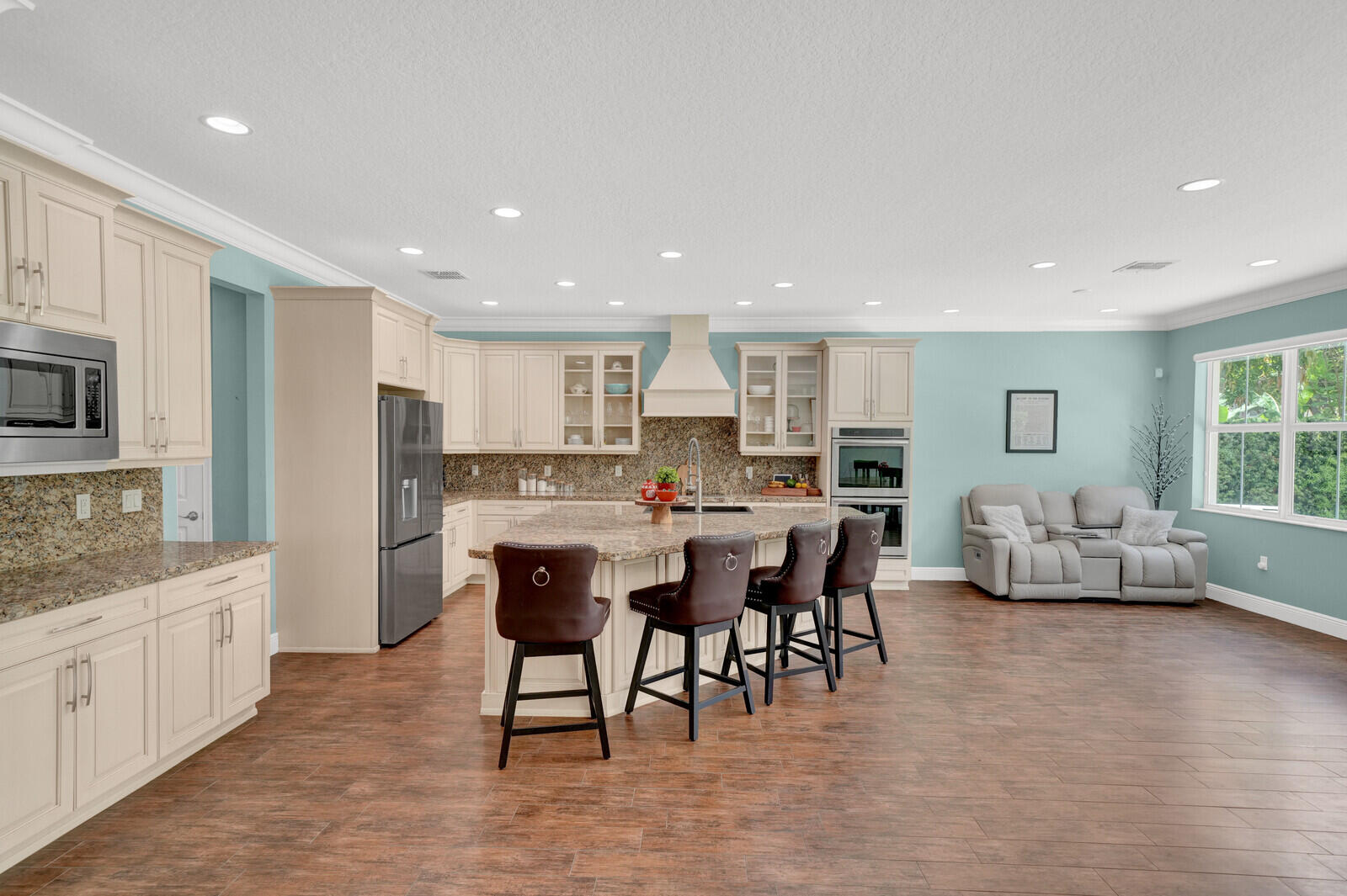 main property photo 9