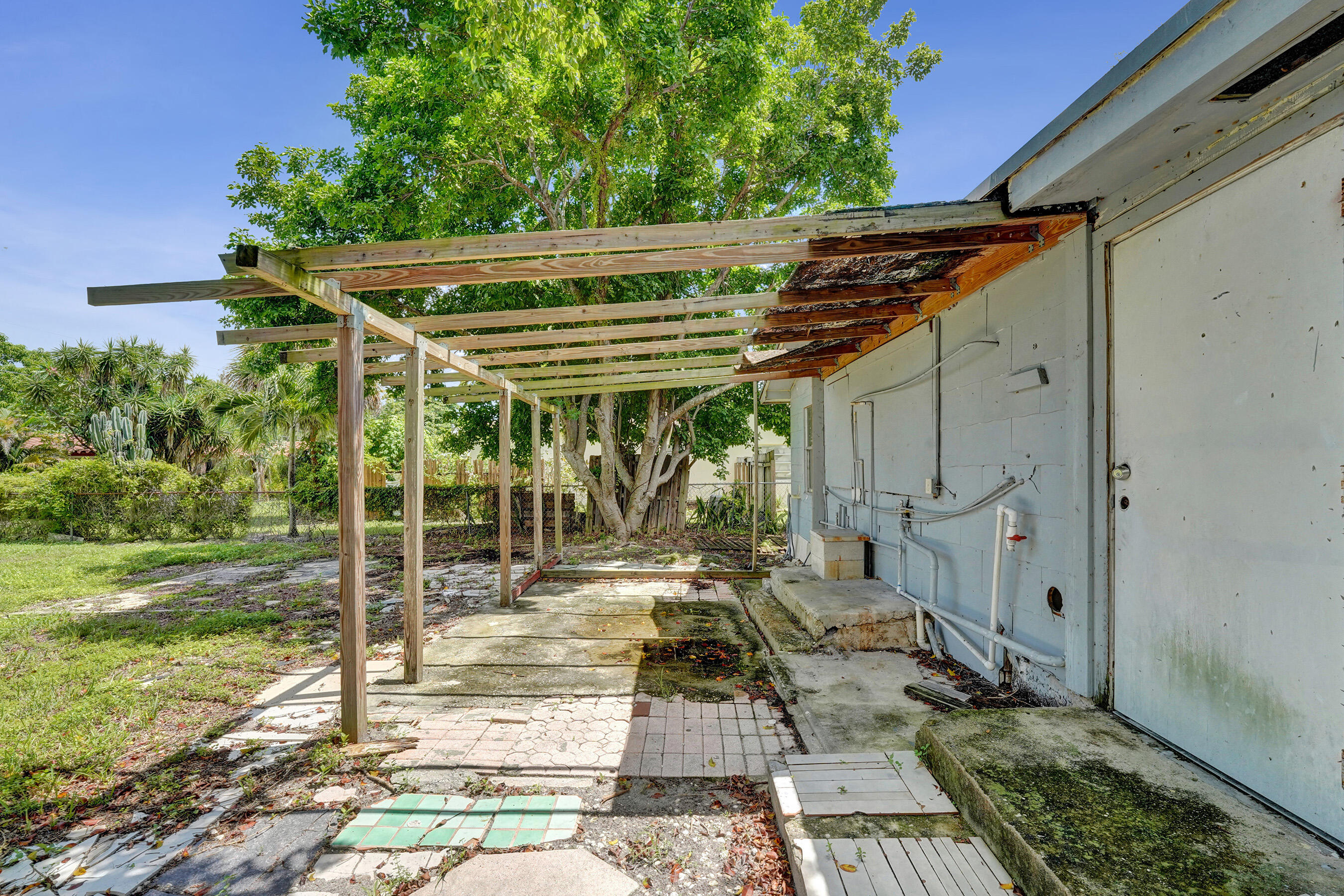 main property photo 30