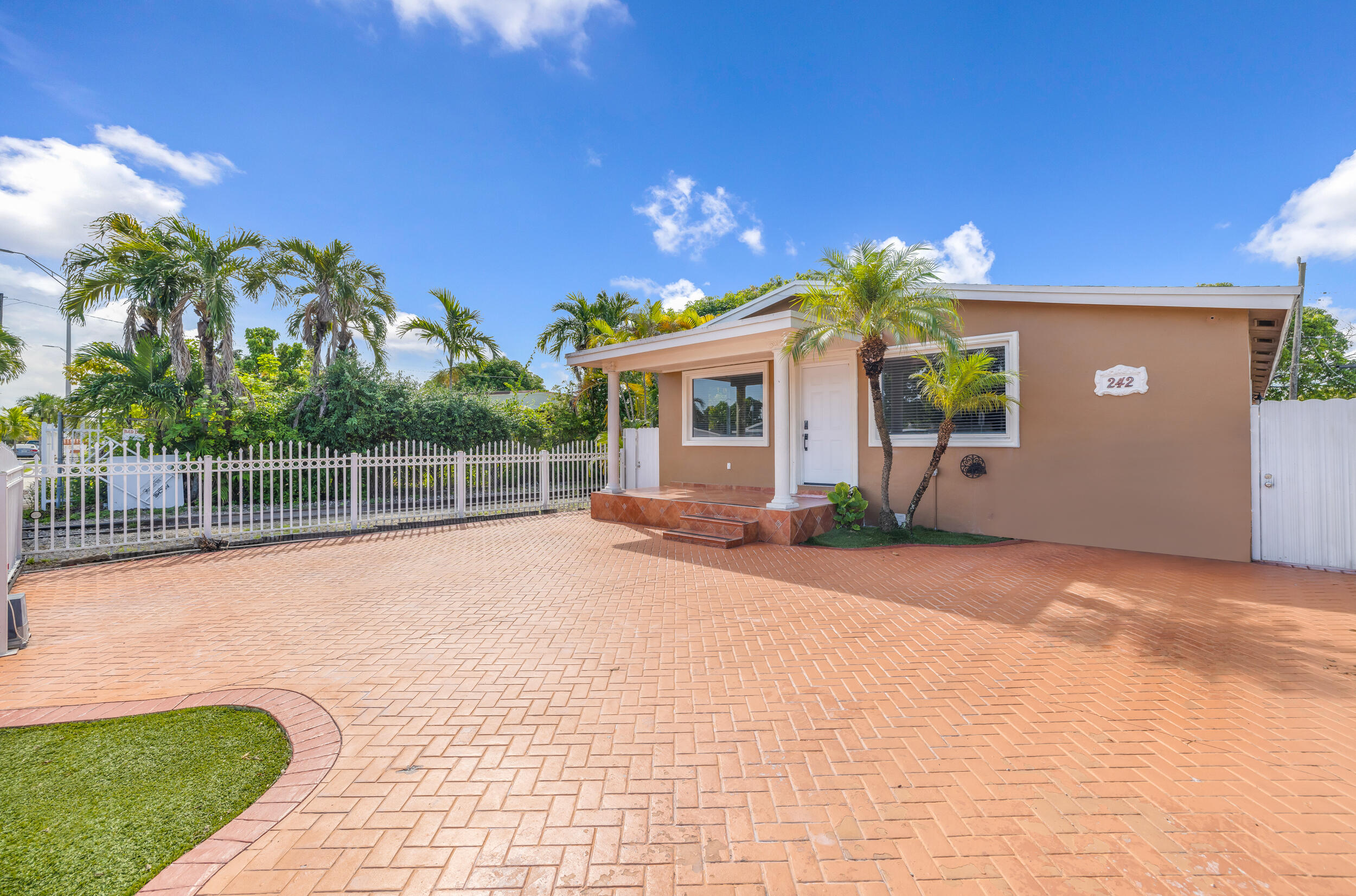 main property photo 0
