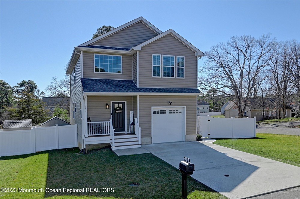 FOR SALE 244 3rd Ave, Toms River, NJ 3 Bed / 2.5 Bath The Shore