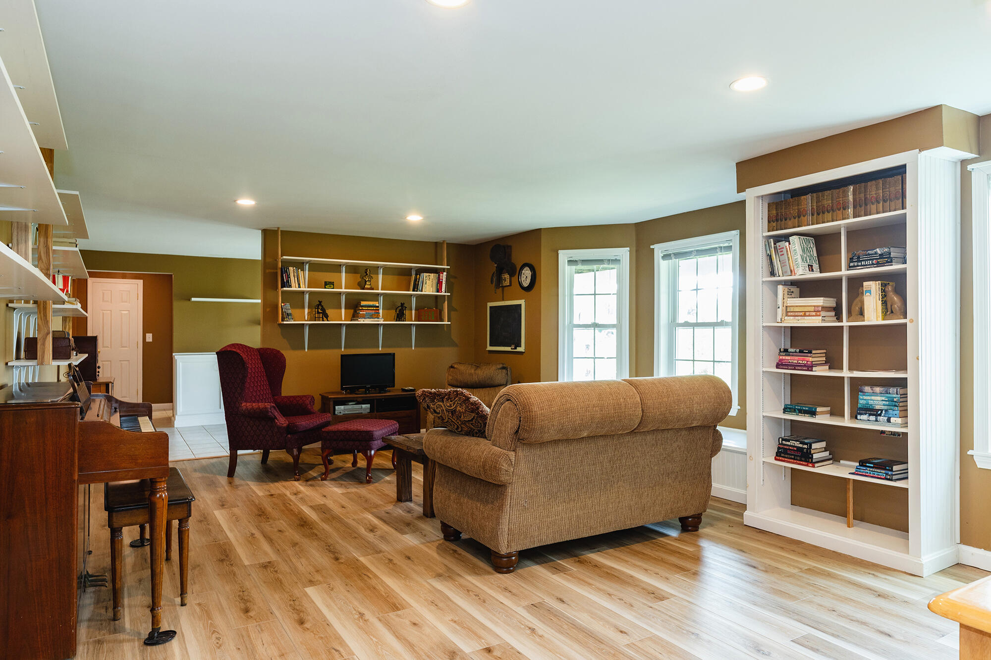main property photo 23