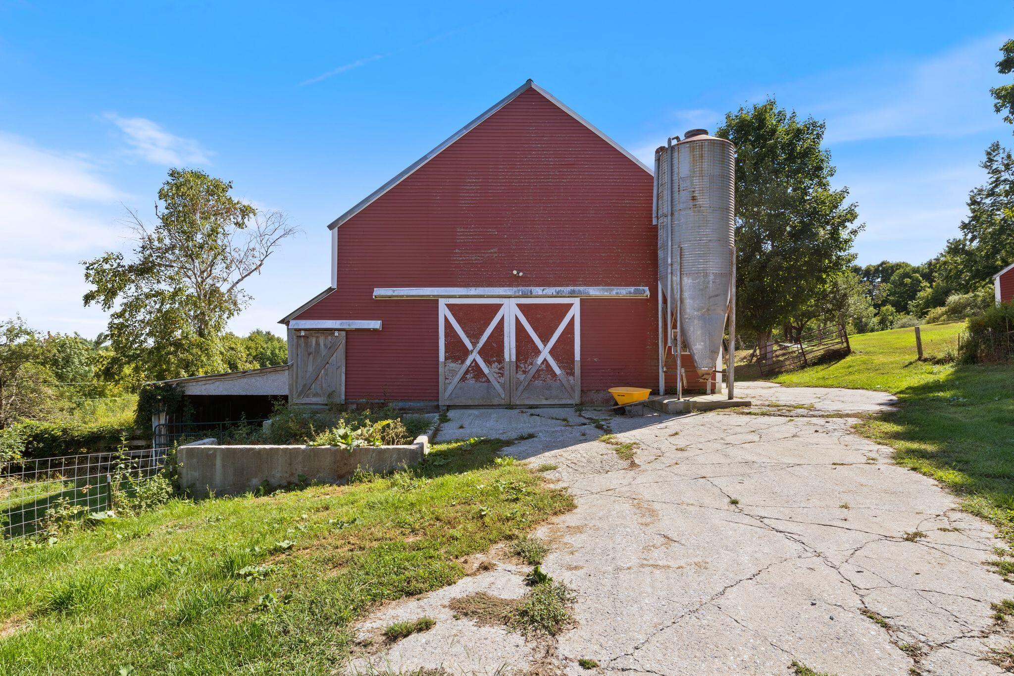 main property photo 37