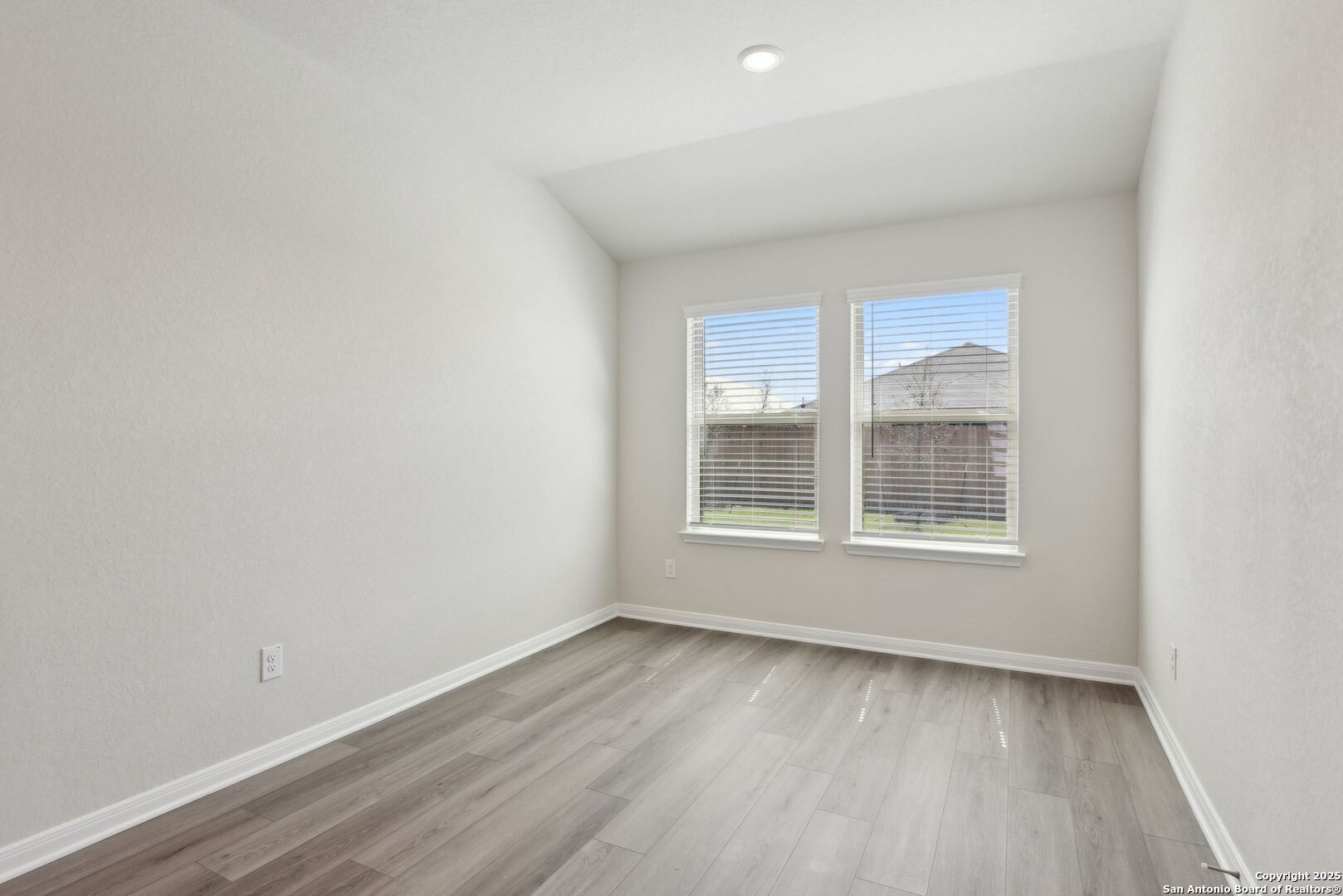 property viewer photo 25