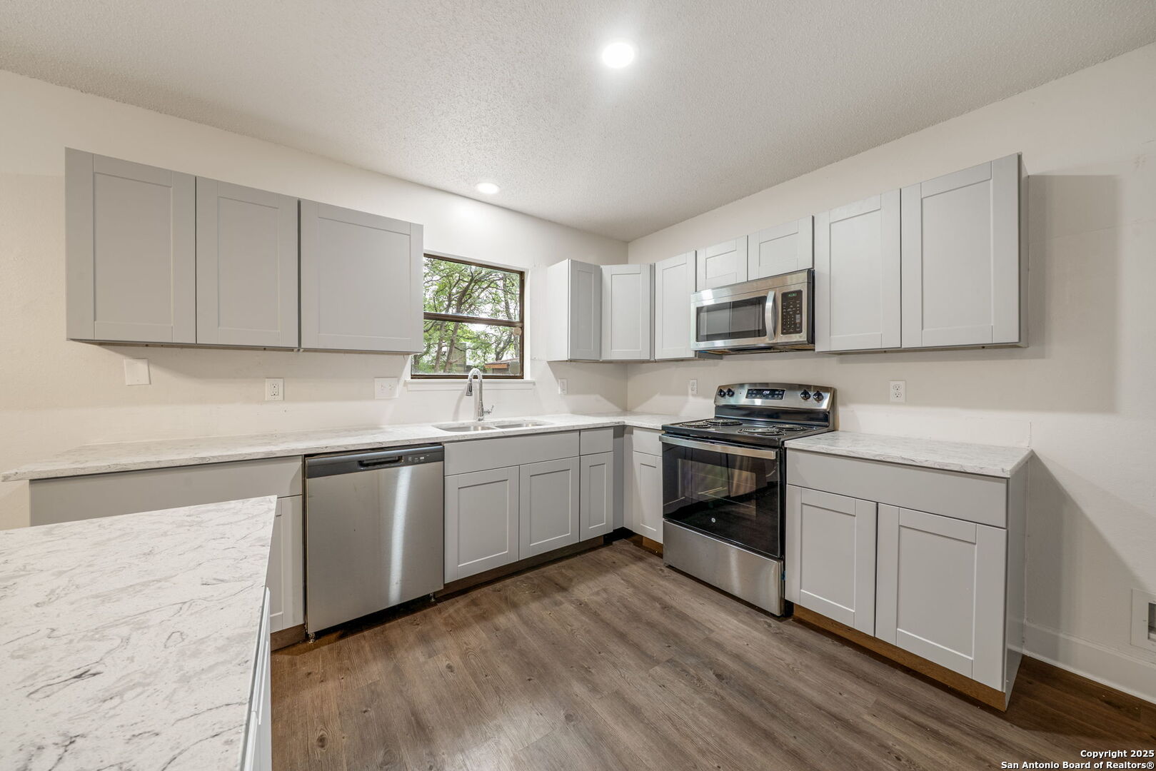 property viewer photo 9
