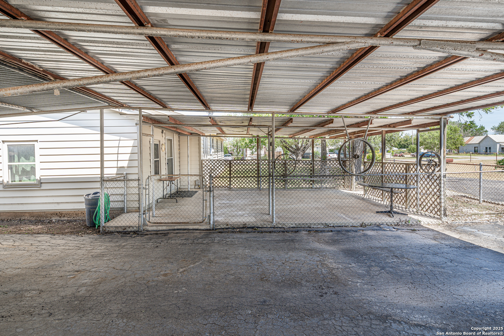 main property photo 28