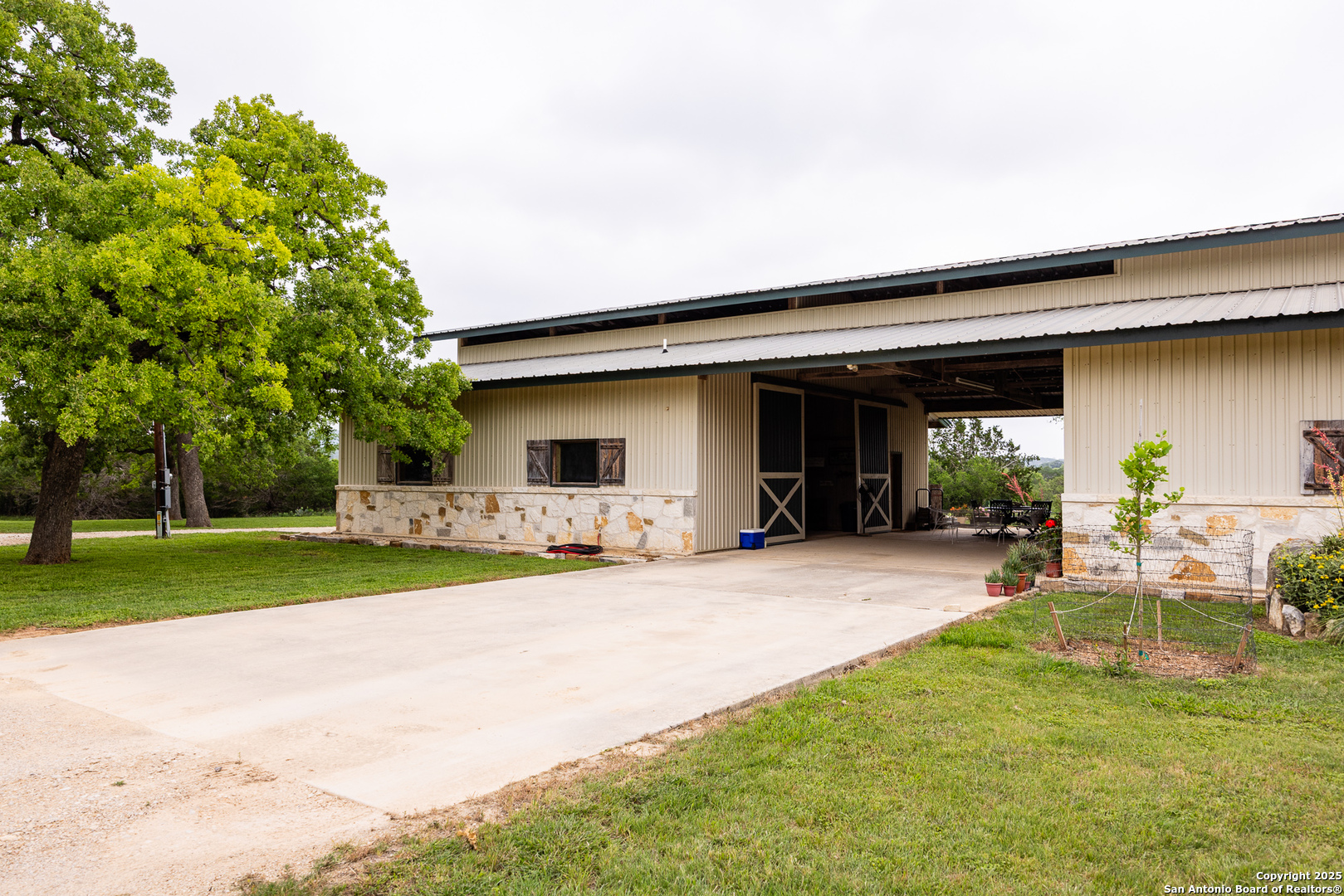 main property photo 13